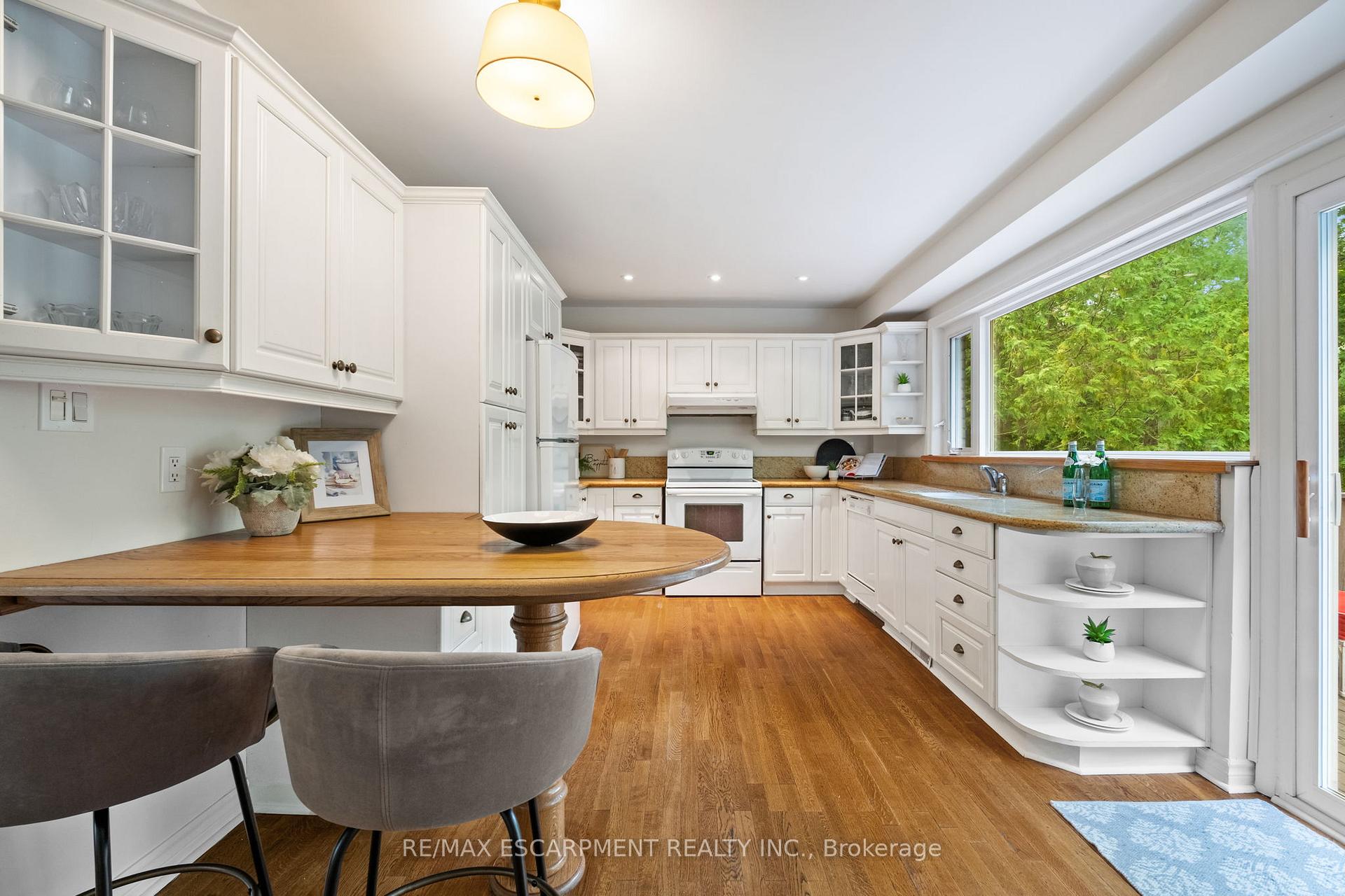 Photo 9 of 463 Grand Boulevard, Oakville, Falgarwood — HOMEH