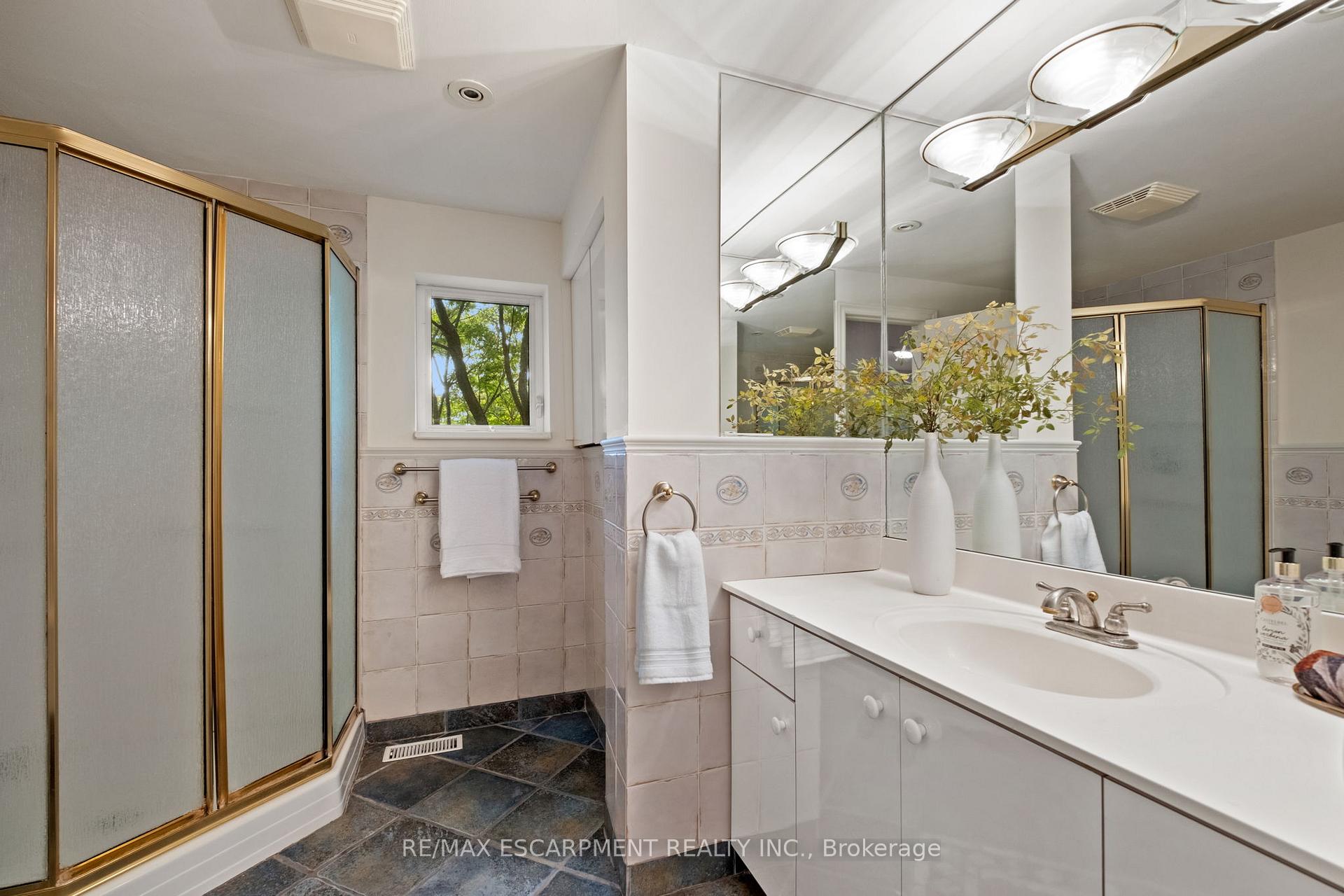Photo 12 of 463 Grand Boulevard, Oakville, Falgarwood — HOMEH