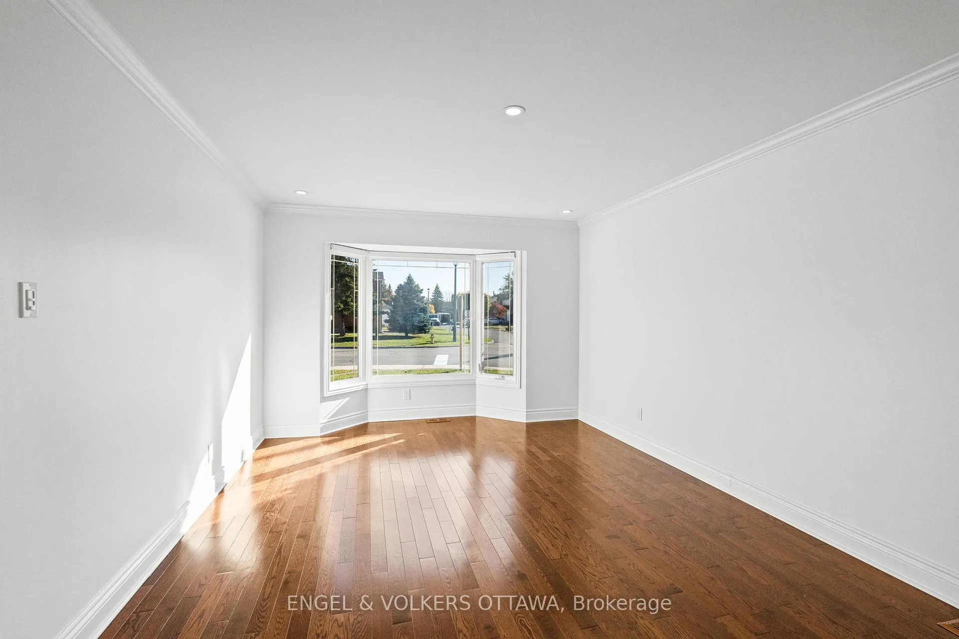 Photo 5 of 841 Montcrest Drive, Ottawa, Fallingbrook/Ridgemount — HOMEH
