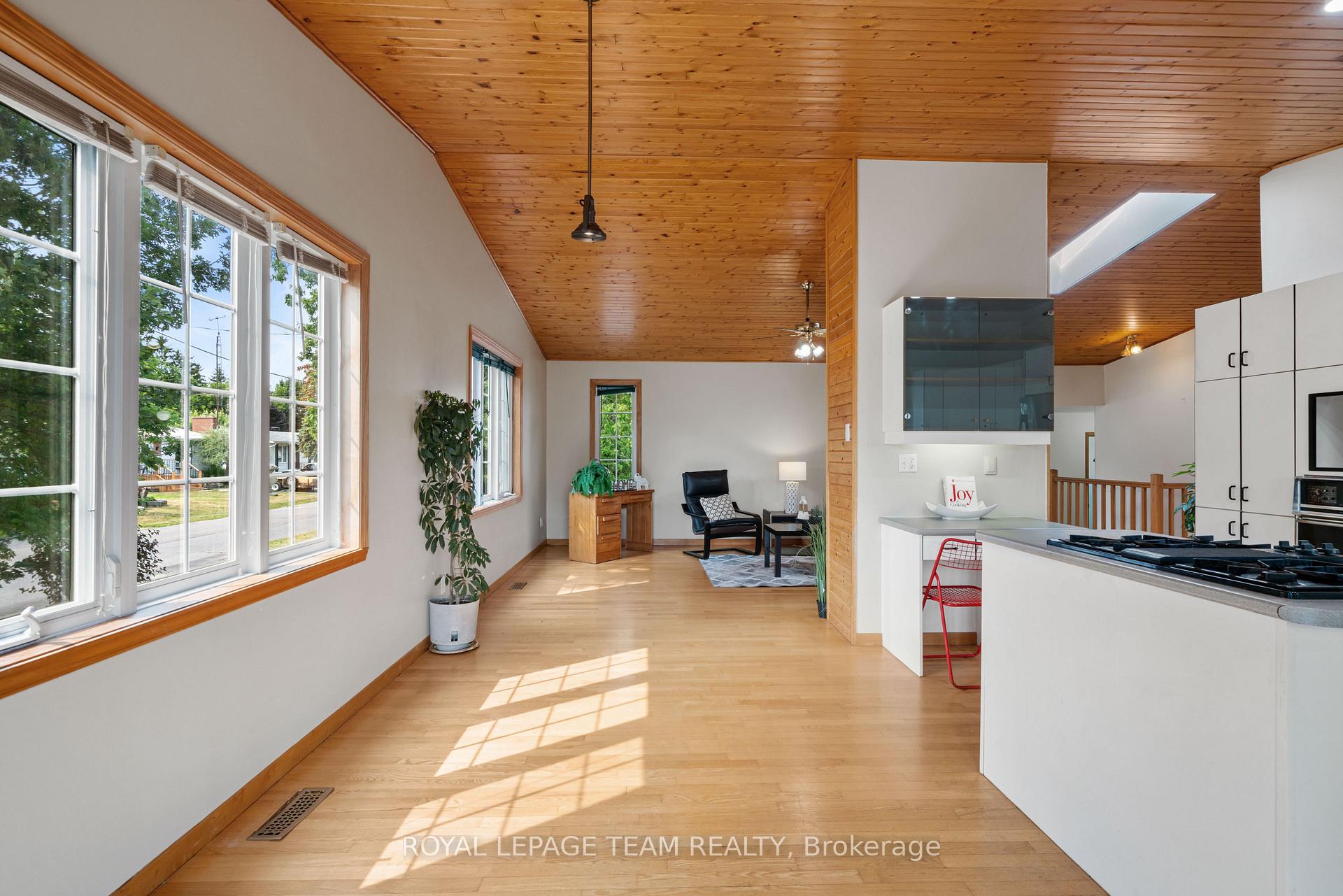 Photo 13 of 432 Queen Street, North Dundas, Winchester — HOMEH