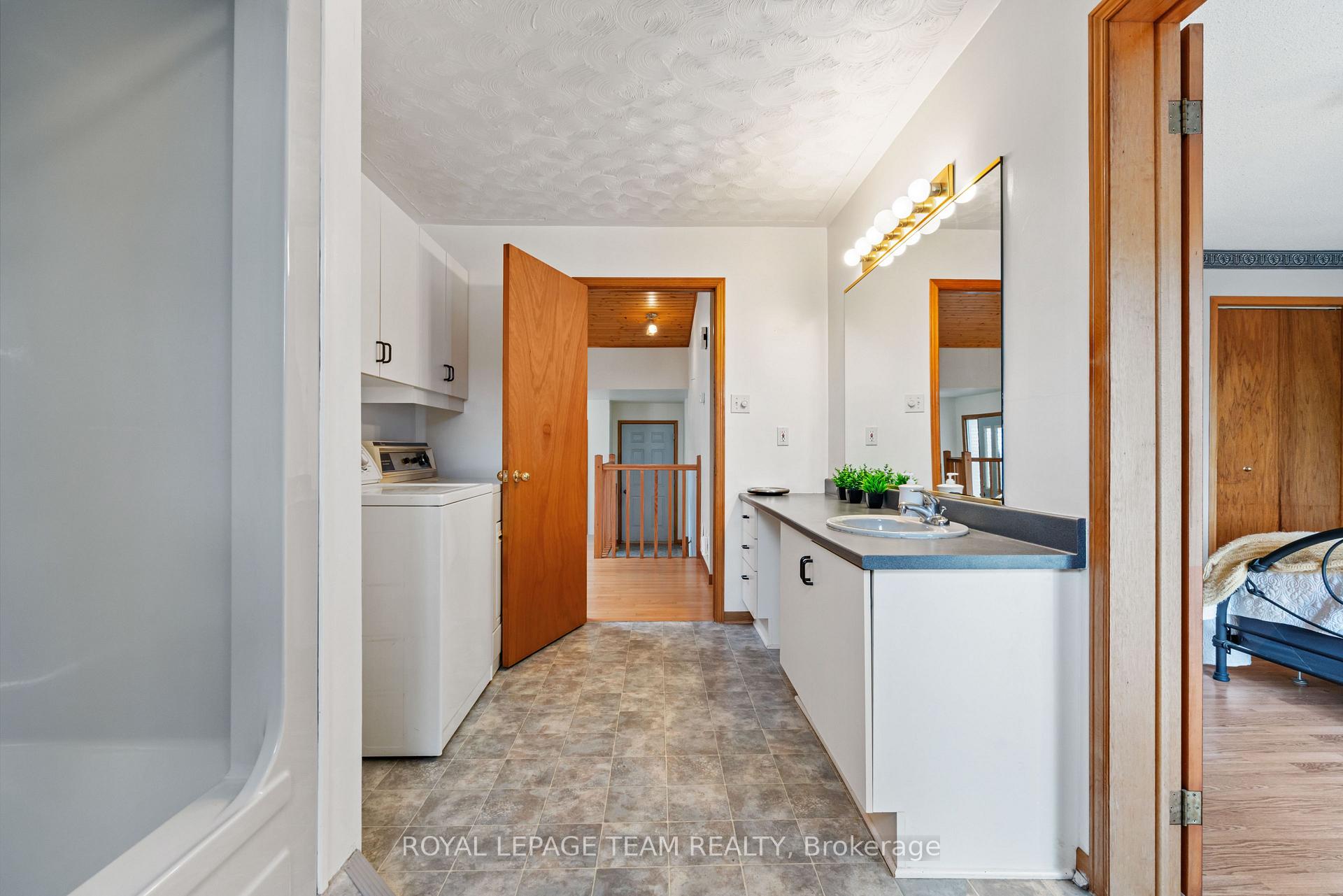 Photo 19 of 432 Queen Street, North Dundas, Winchester — HOMEH