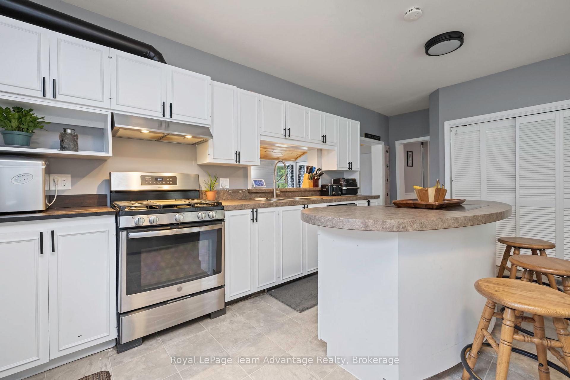 Photo 5 of 122 Gibson Street, Parry Sound — HOMEH