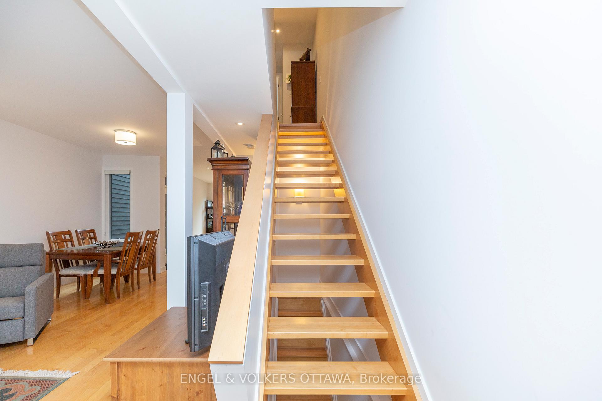 Photo 17 of 53 Vaughan Street, Ottawa, Lindenlea — HOMEH