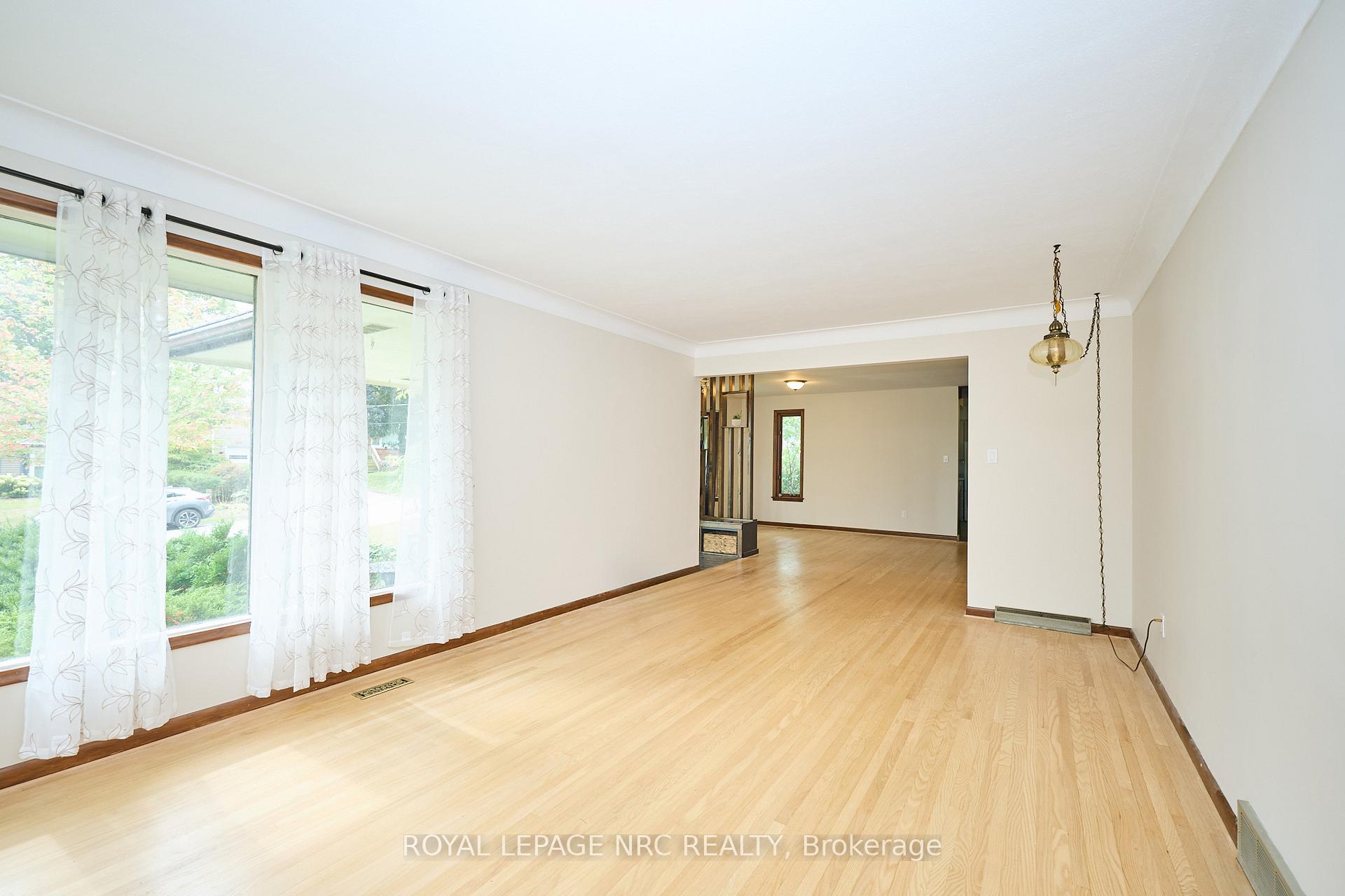 Photo 9 of 17 Alan Crescent, Pelham, Fonthill — HOMEH