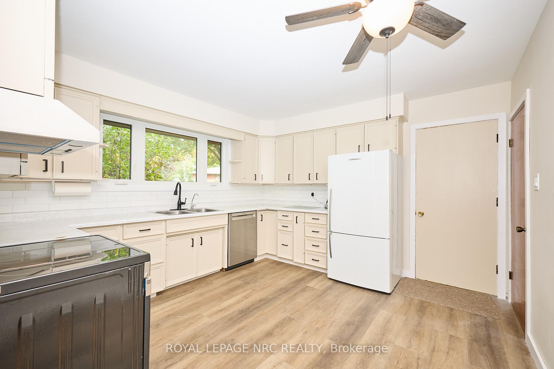 Photo 10 of 17 Alan Crescent, Pelham, Fonthill — HOMEH