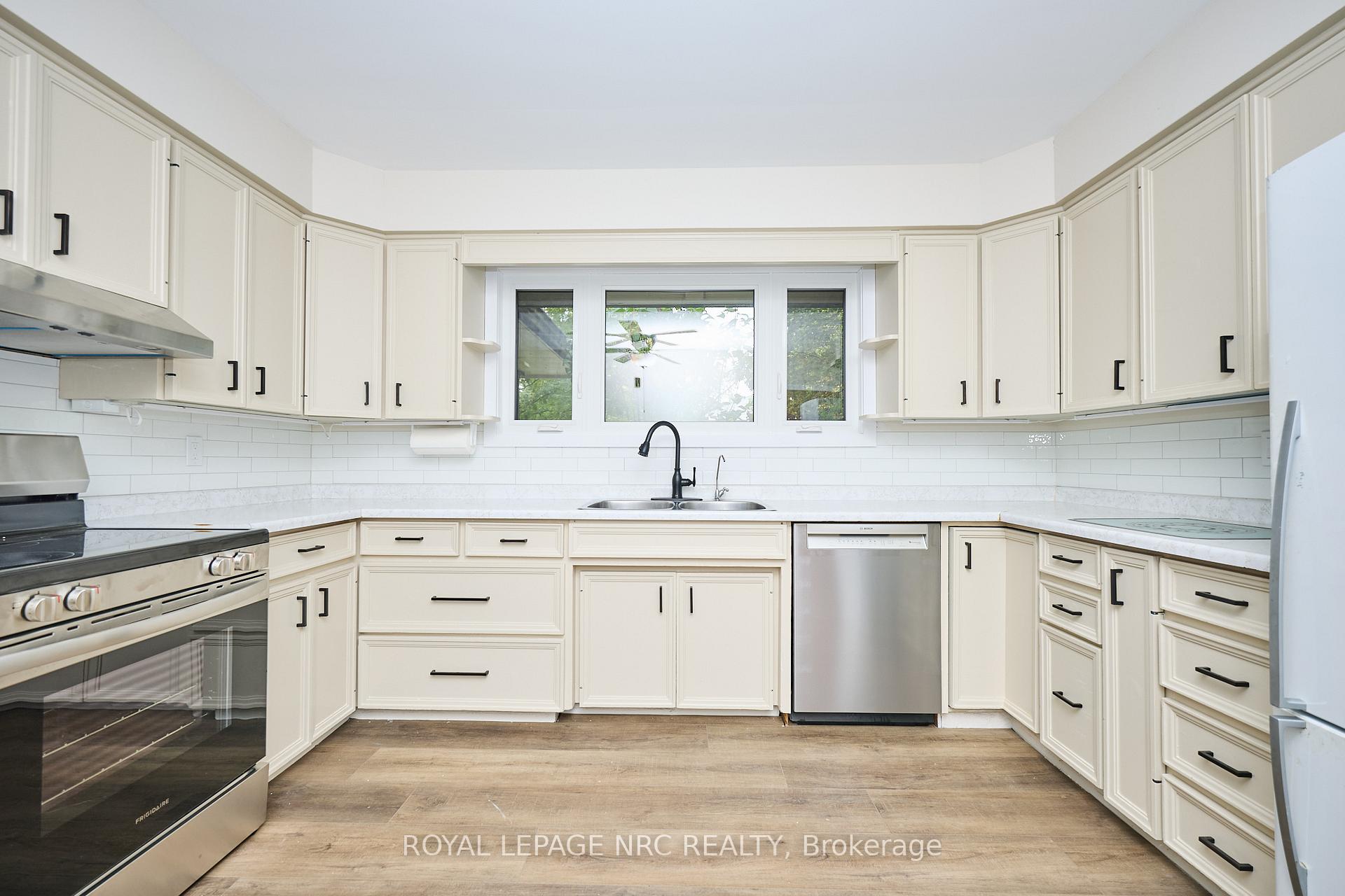 Photo 11 of 17 Alan Crescent, Pelham, Fonthill — HOMEH