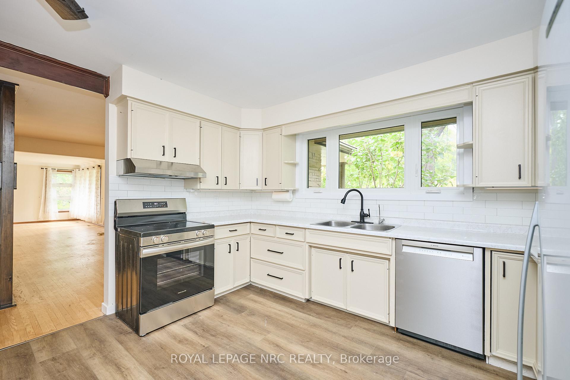 Photo 12 of 17 Alan Crescent, Pelham, Fonthill — HOMEH