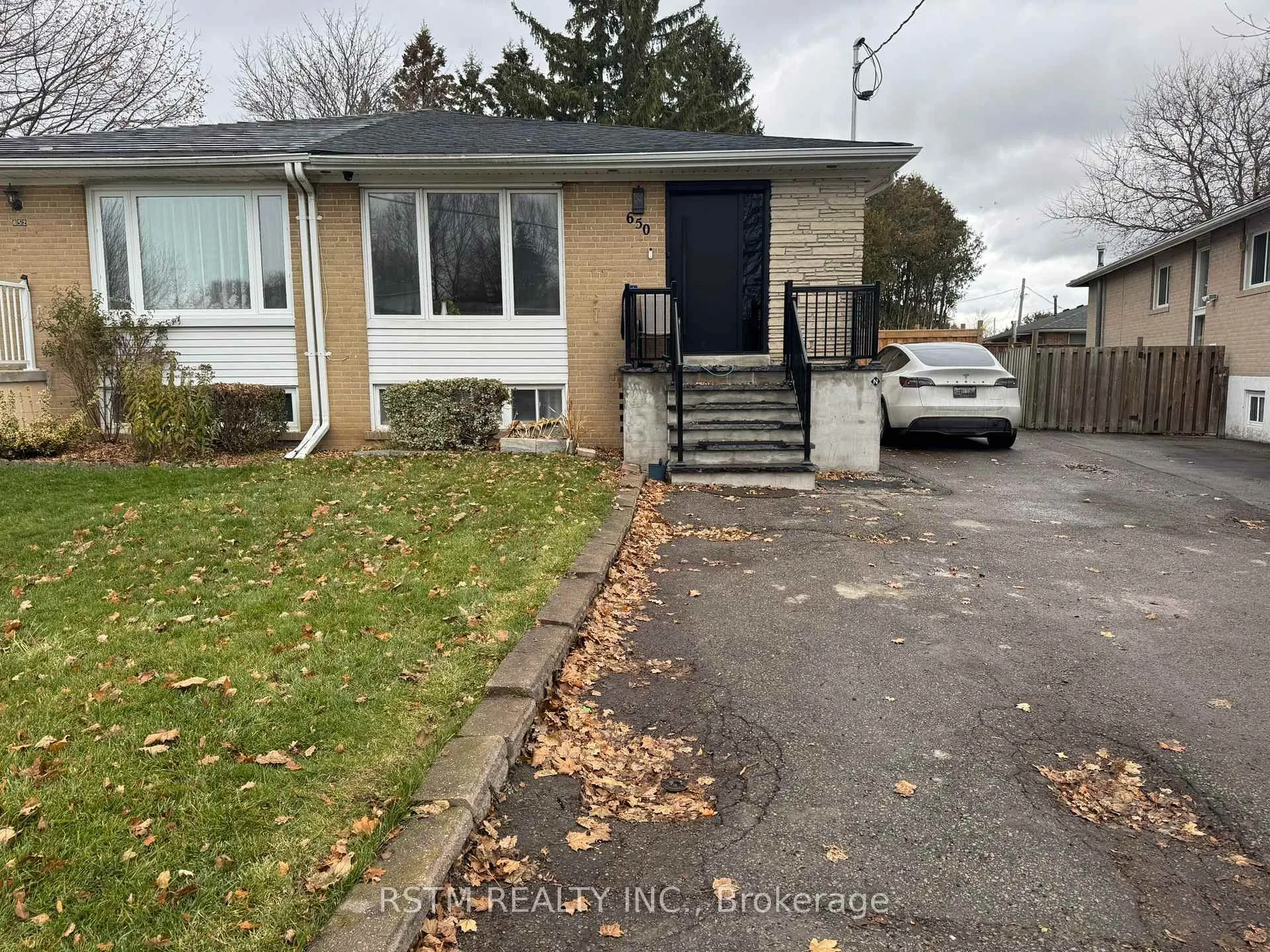 Photo 1 of 650 Mountview Place, Newmarket, Huron Heights-Leslie Valley — HOMEH