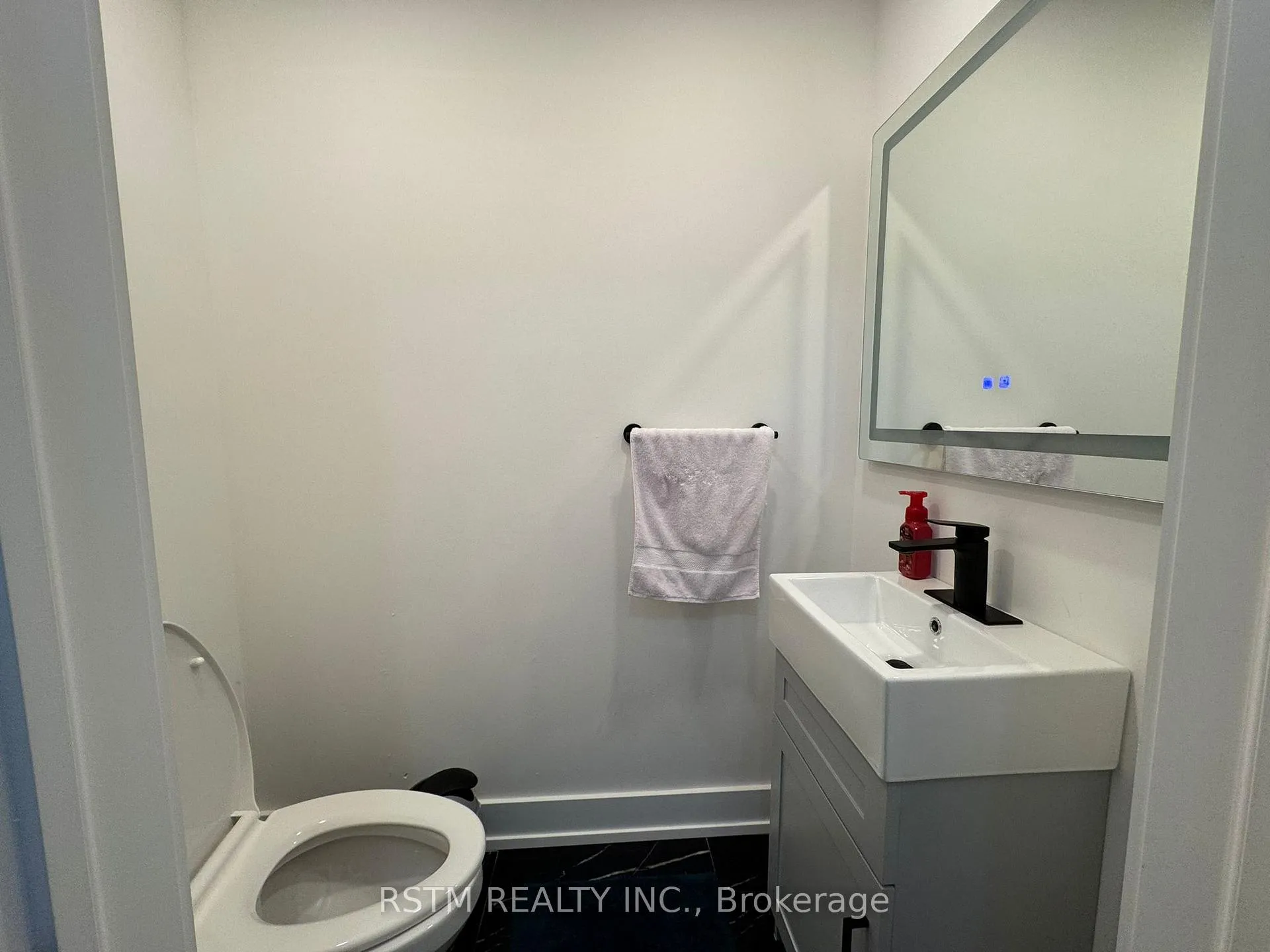 Photo 3 of 650 Mountview Place, Newmarket, Huron Heights-Leslie Valley — HOMEH