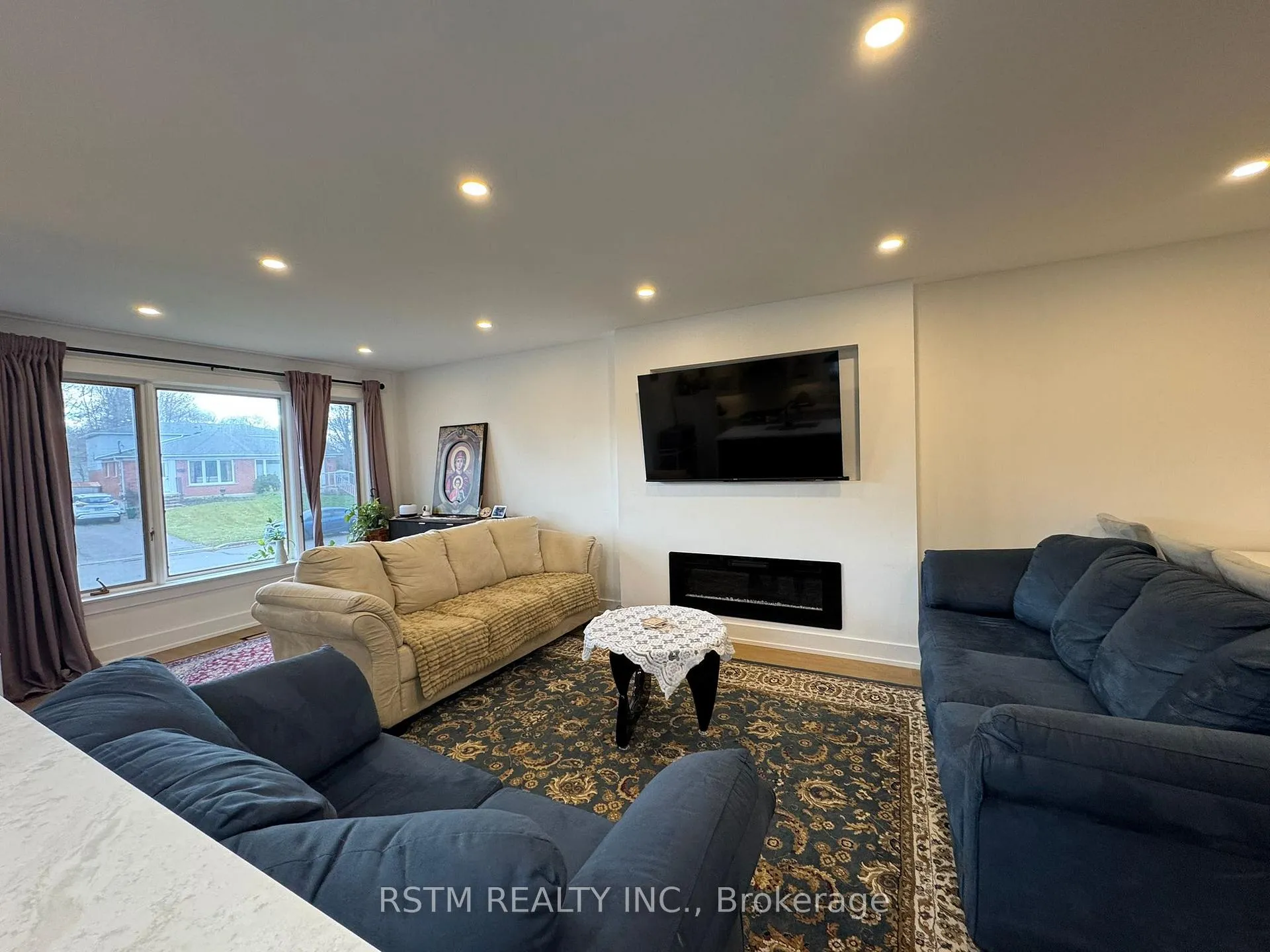 Photo 5 of 650 Mountview Place, Newmarket, Huron Heights-Leslie Valley — HOMEH