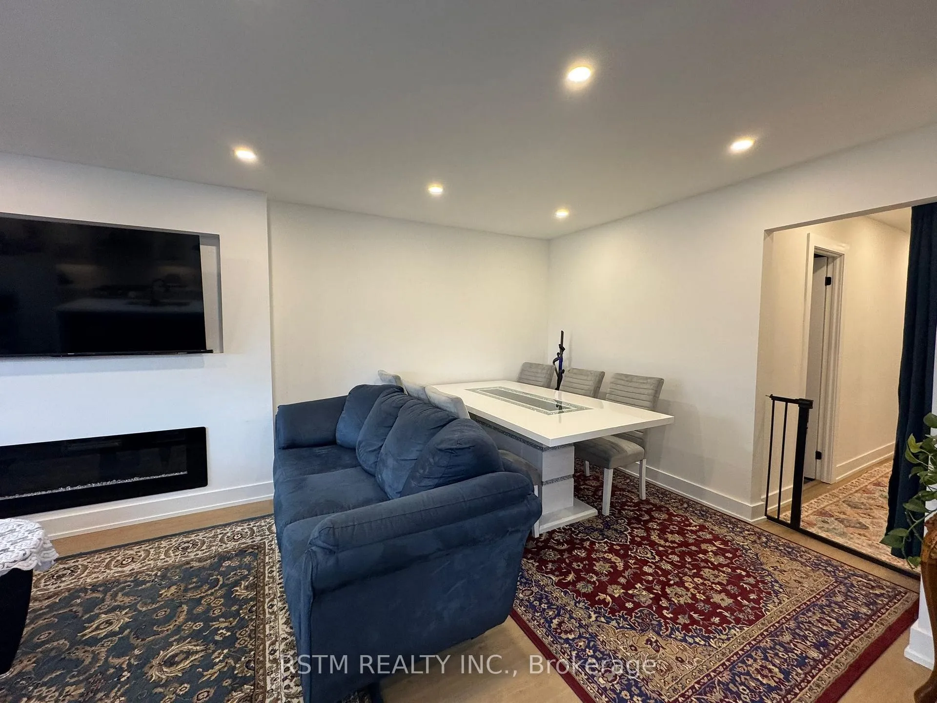 Photo 6 of 650 Mountview Place, Newmarket, Huron Heights-Leslie Valley — HOMEH