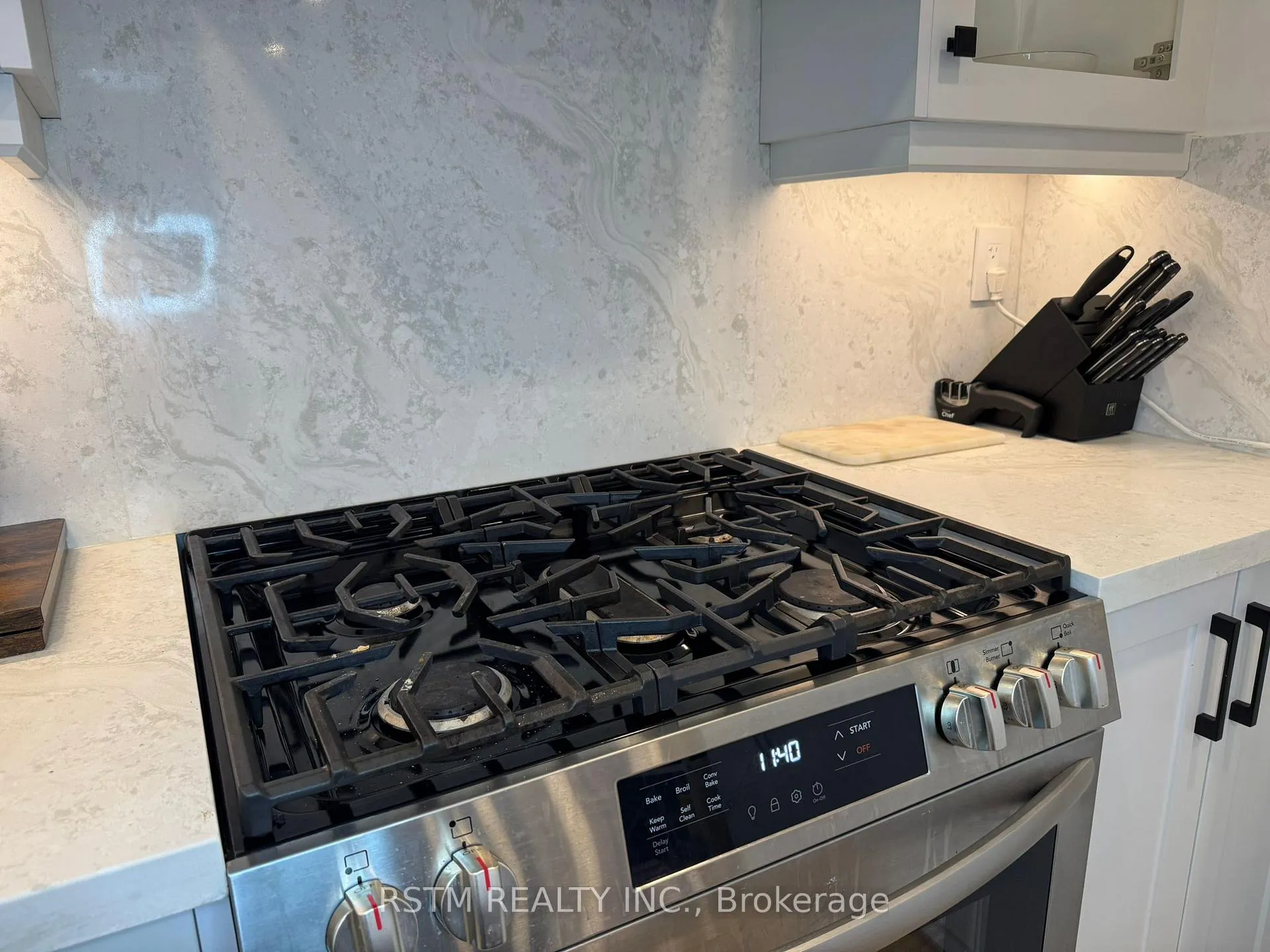Photo 9 of 650 Mountview Place, Newmarket, Huron Heights-Leslie Valley — HOMEH
