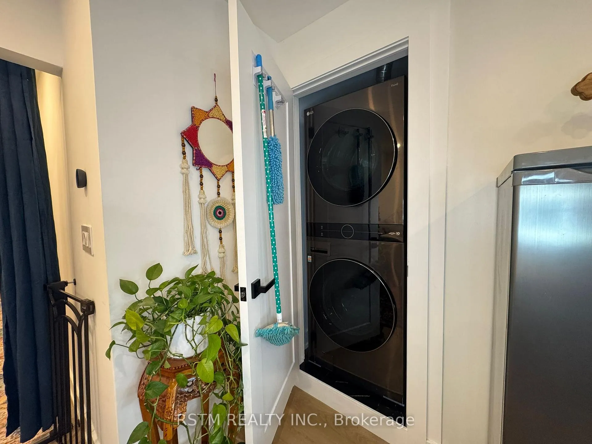 Photo 10 of 650 Mountview Place, Newmarket, Huron Heights-Leslie Valley — HOMEH