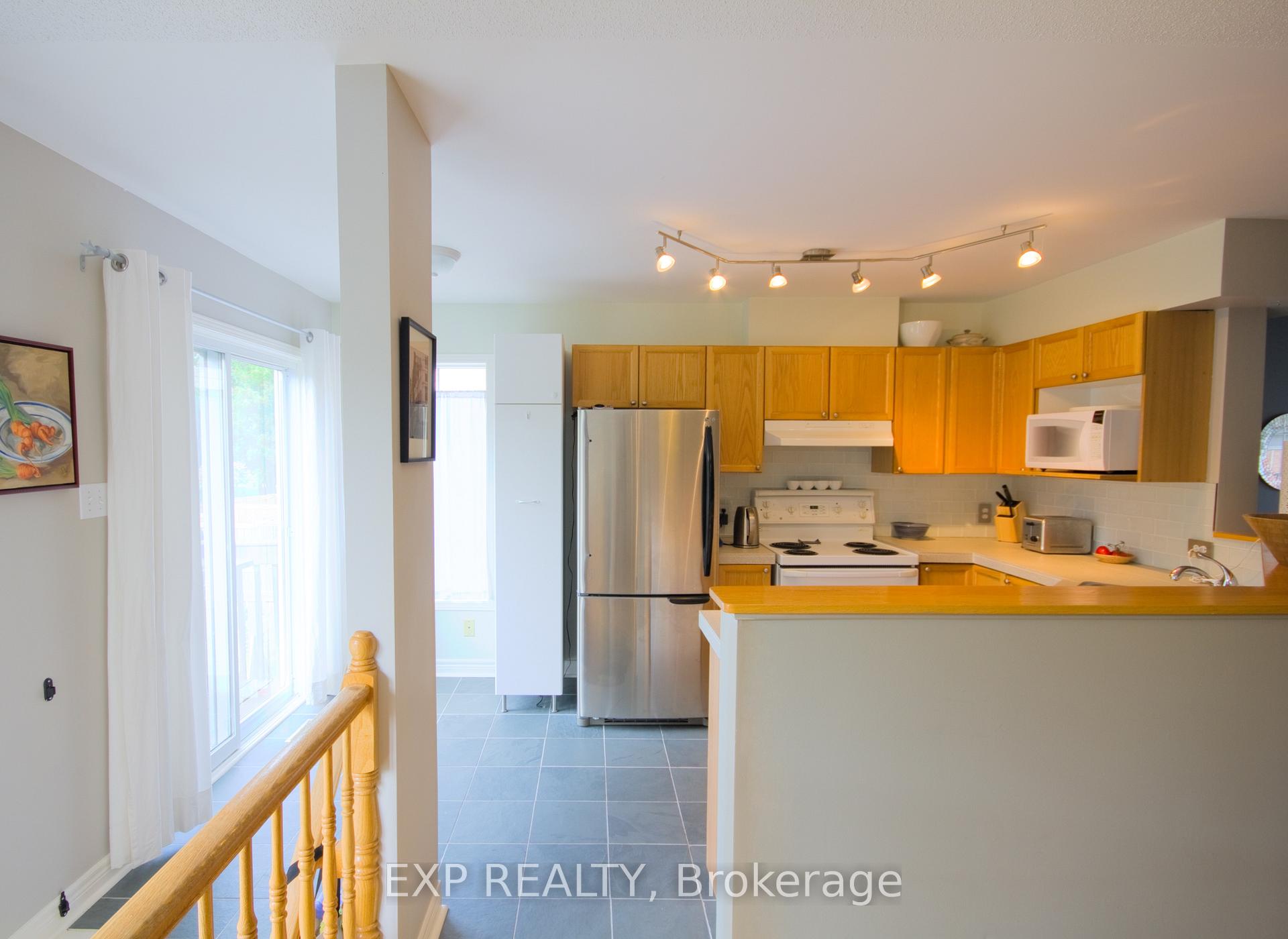 Photo 5 of 46 College Circle, Ottawa, Castle Heights — HOMEH