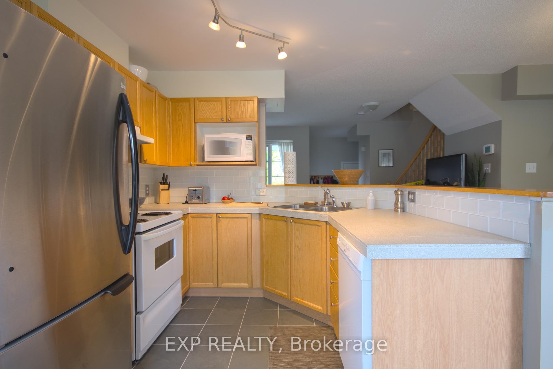 Photo 6 of 46 College Circle, Ottawa, Castle Heights — HOMEH