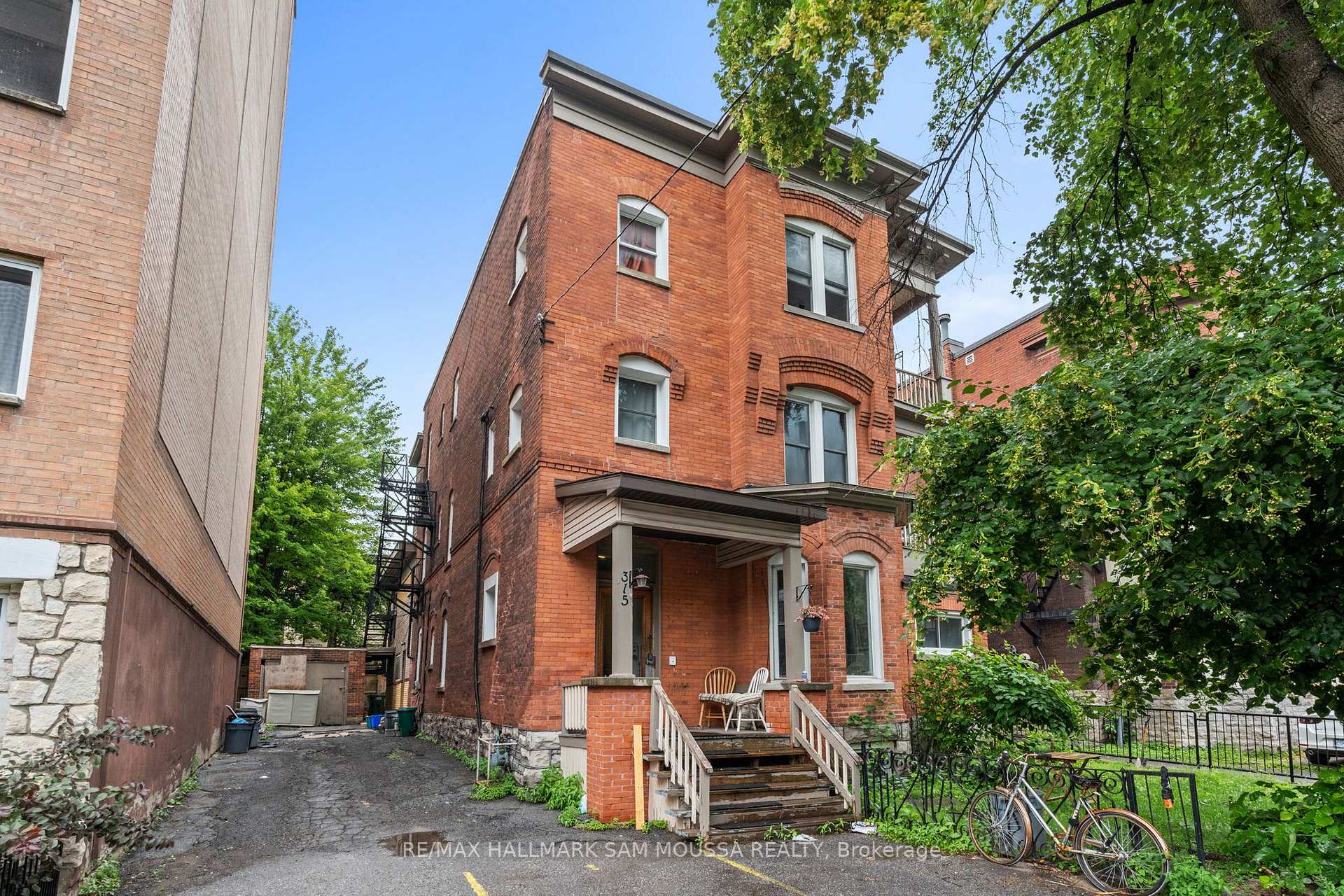 Front of 315 Waverley Street W