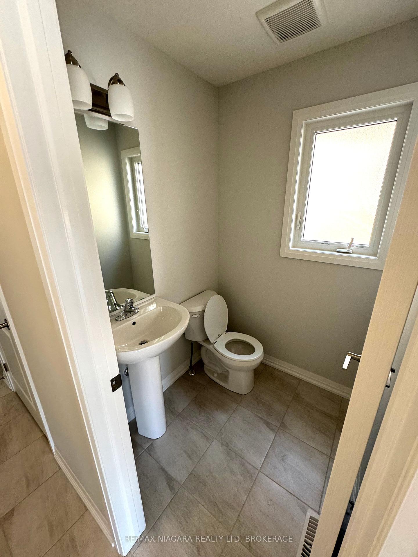 Photo 6 of 33 Saffron Way, Pelham, Fonthill — HOMEH