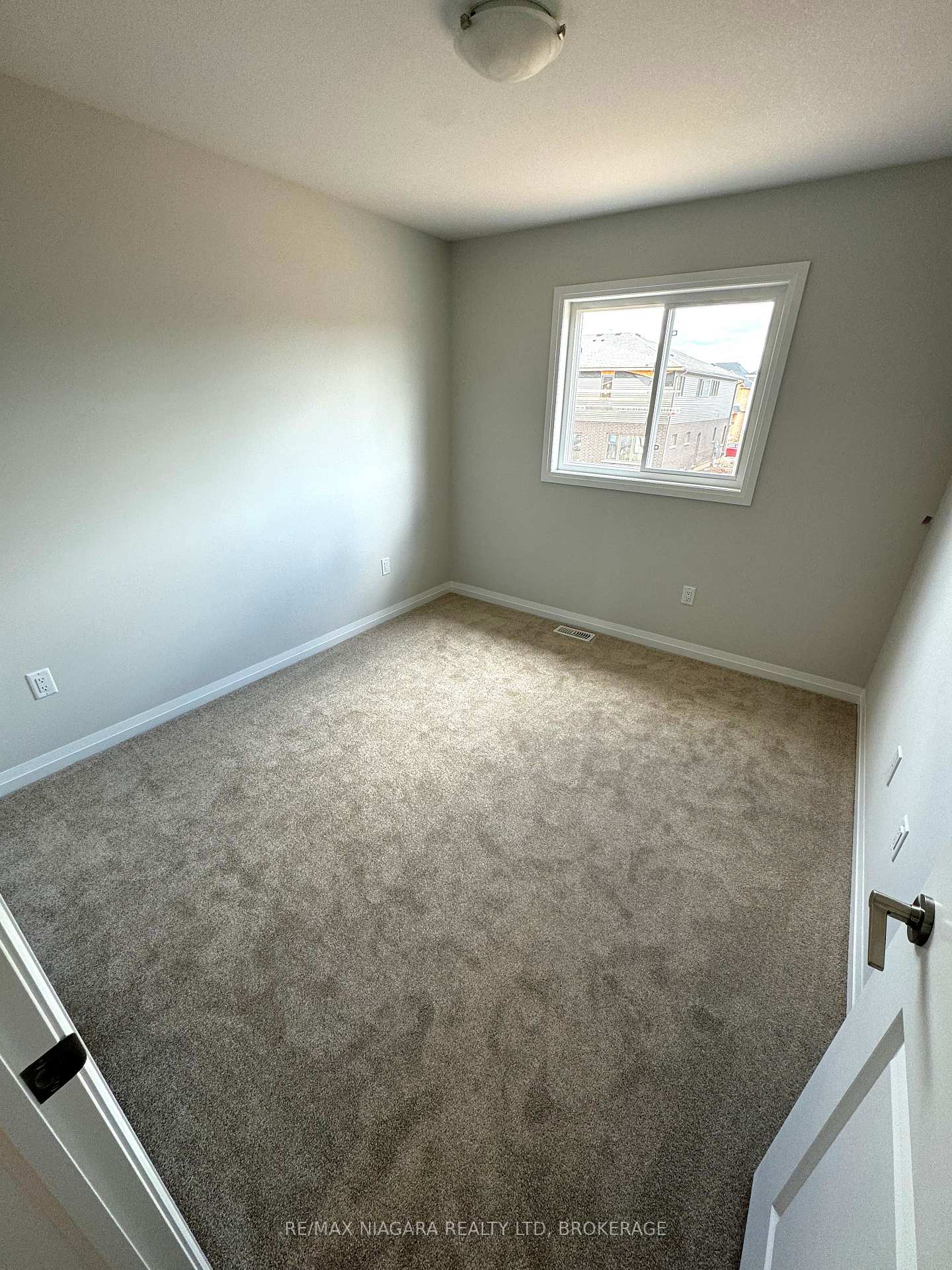 Photo 7 of 33 Saffron Way, Pelham, Fonthill — HOMEH
