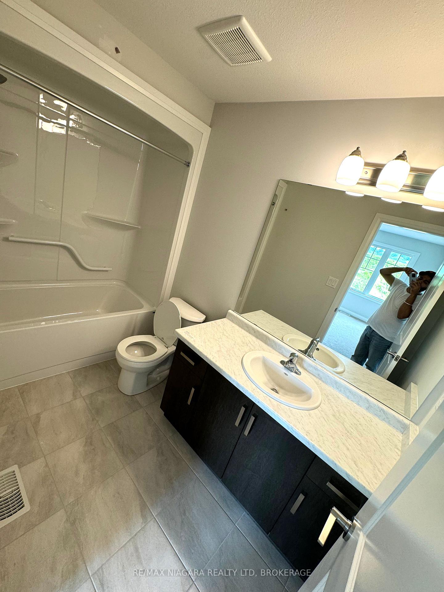 Photo 8 of 33 Saffron Way, Pelham, Fonthill — HOMEH
