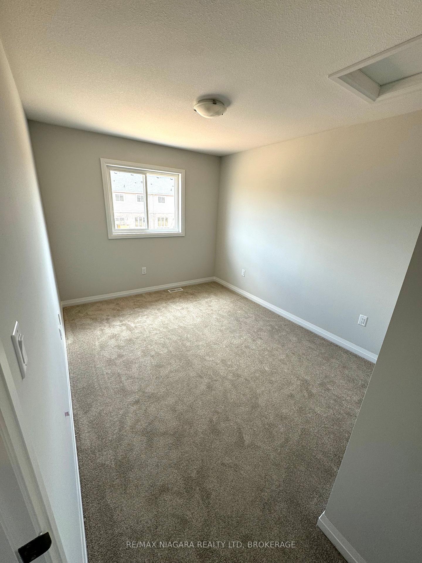Photo 9 of 33 Saffron Way, Pelham, Fonthill — HOMEH