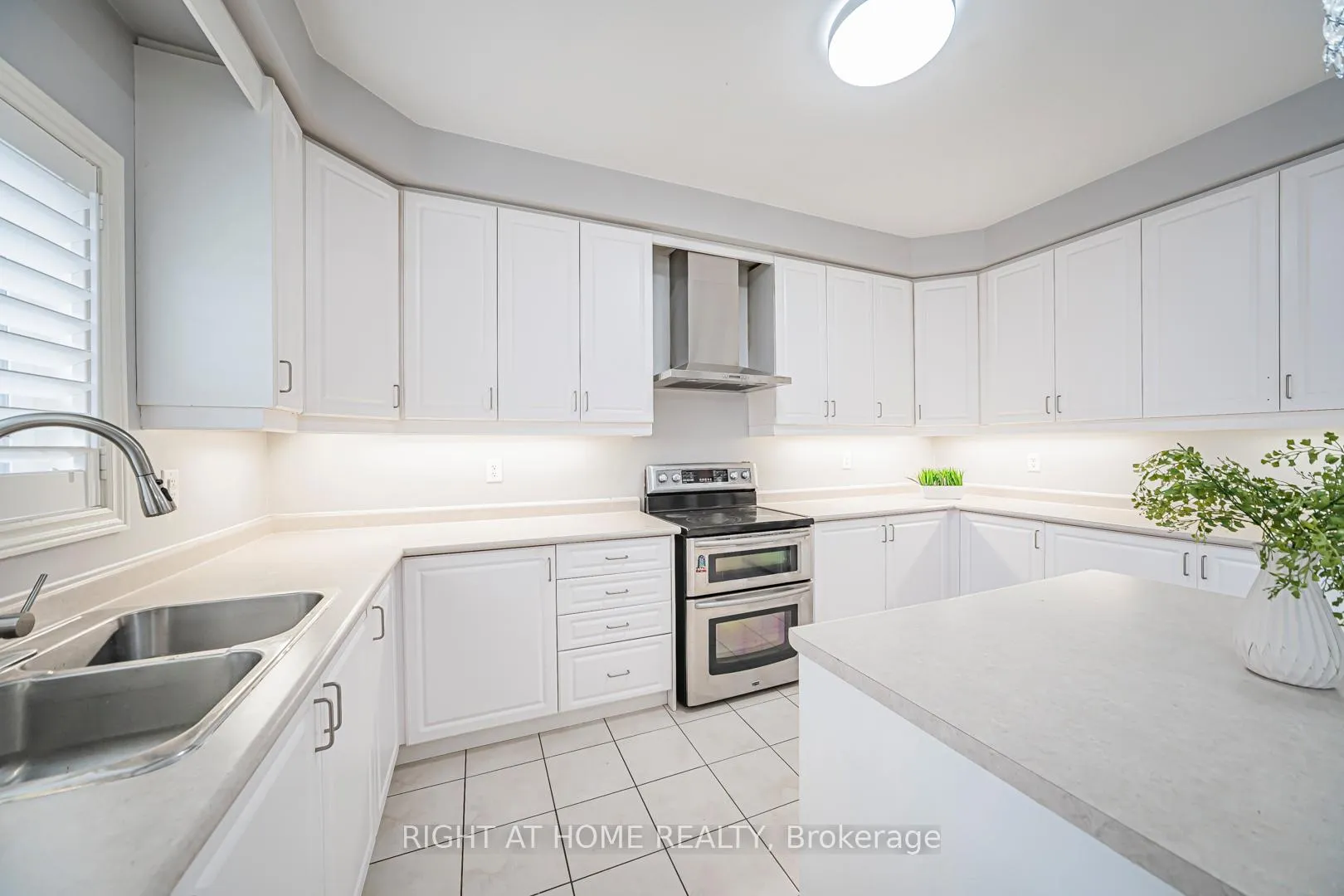 Photo 11 of 3152 Larry Crescent, Oakville, Glenorchy — HOMEH
