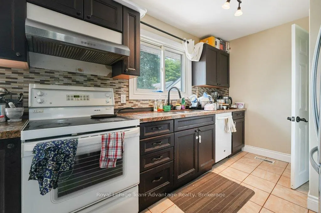 Photo 8 of 8 Edward Street, Parry Sound — HOMEH