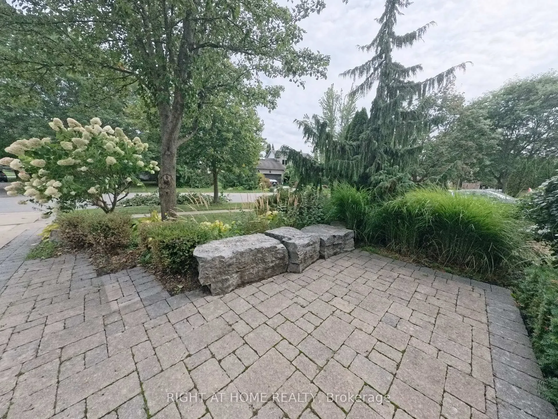 Photo 2 of 82 Woodside Square, Pelham, Fonthill — HOMEH