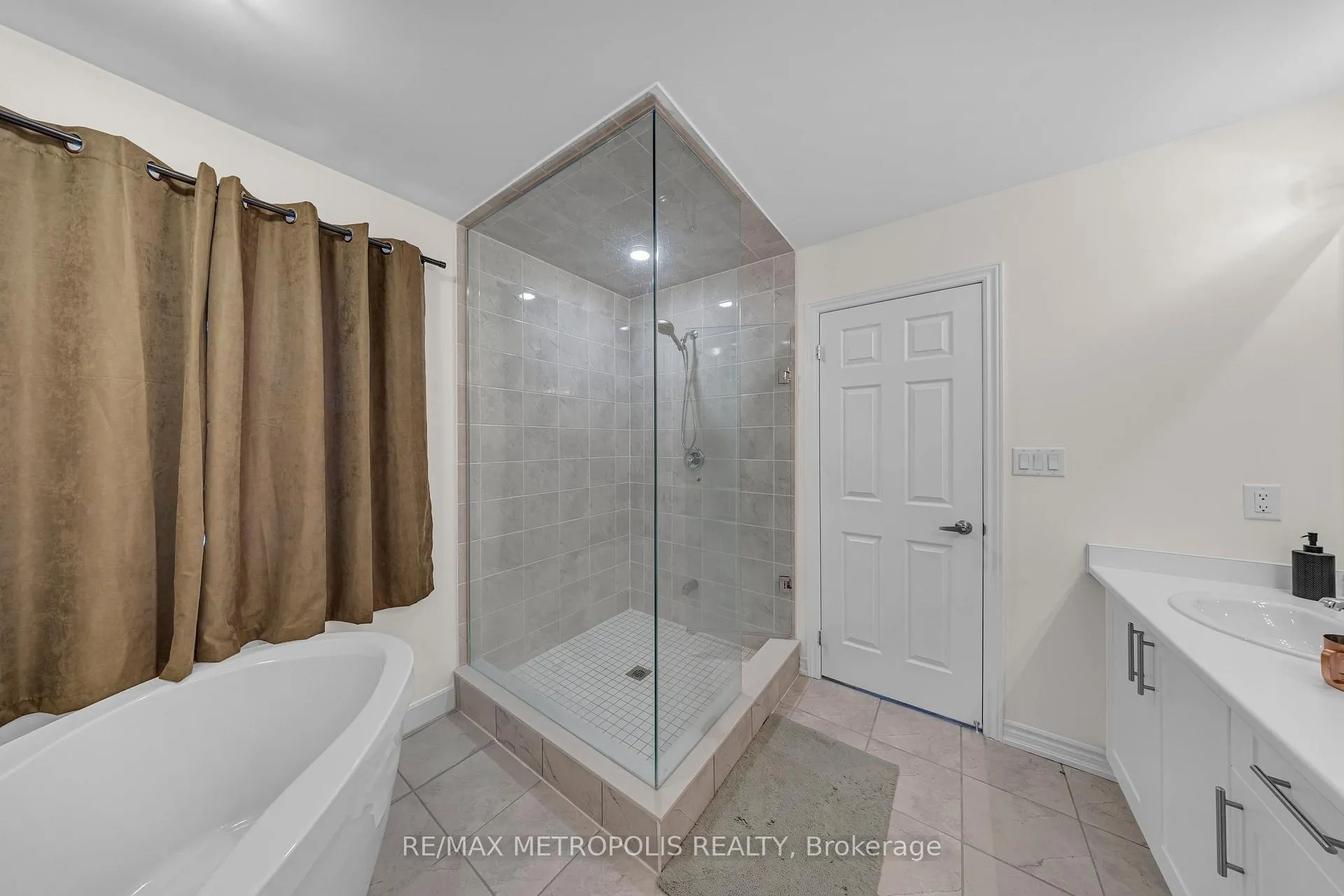 Photo 38 of 941 Rexton Drive, Oshawa, Kedron — HOMEH