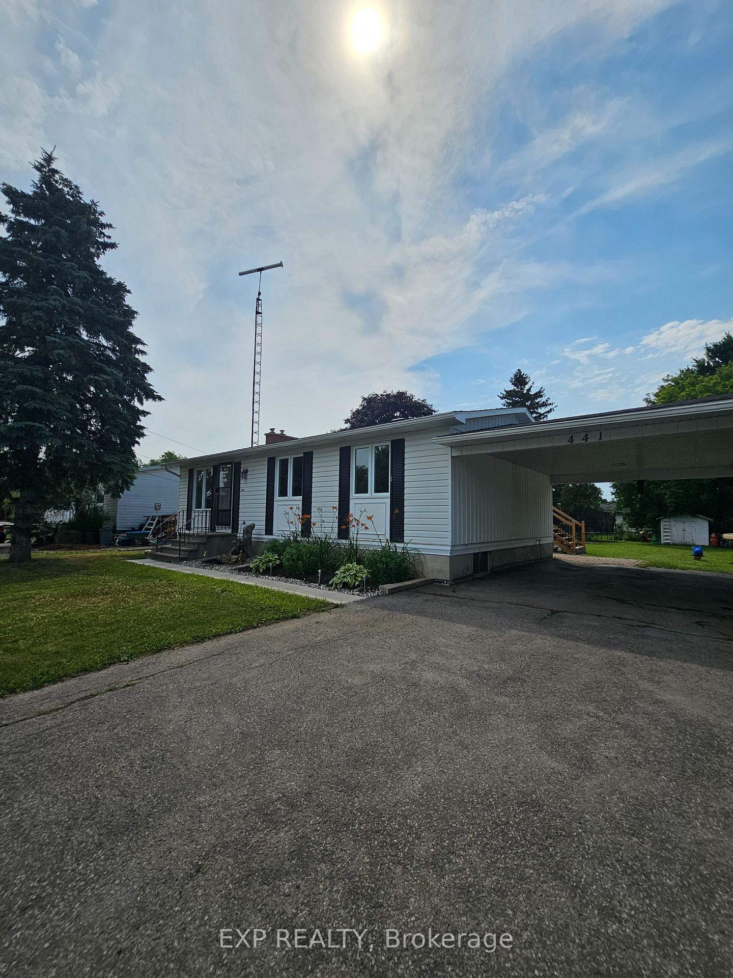 Photo 2 of 441 Queen Street, North Dundas, Winchester — HOMEH