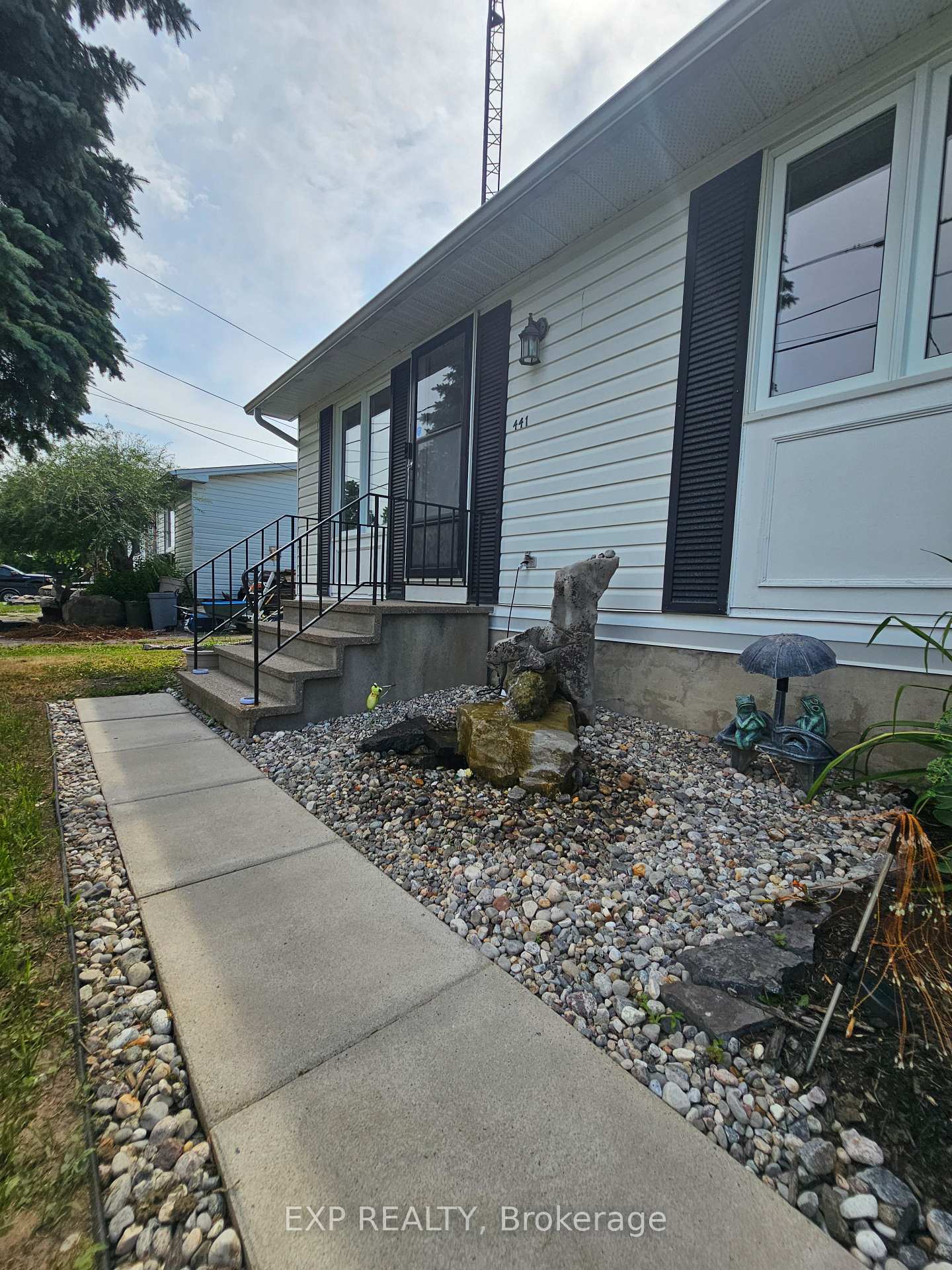 Photo 3 of 441 Queen Street, North Dundas, Winchester — HOMEH