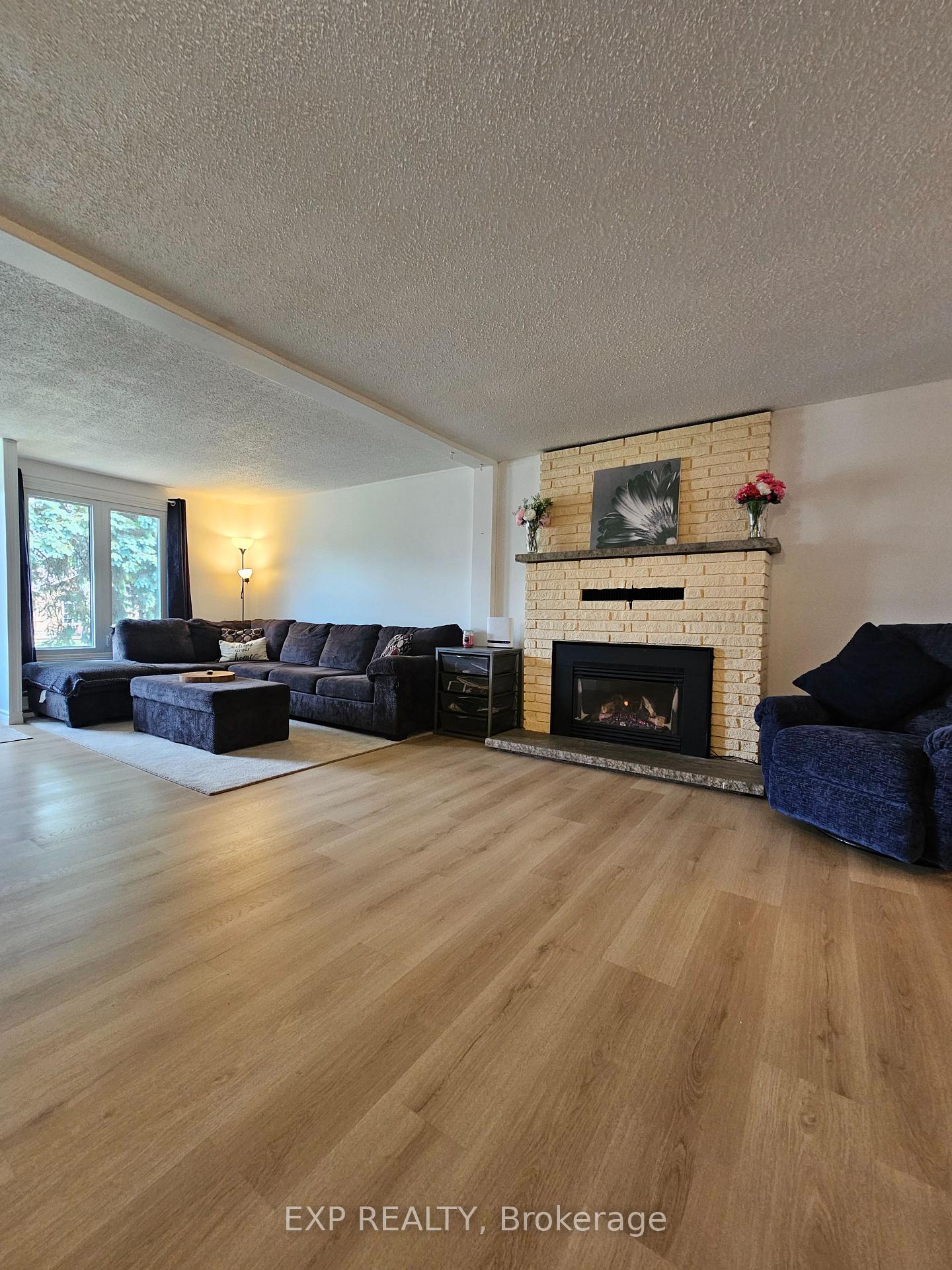 Photo 4 of 441 Queen Street, North Dundas, Winchester — HOMEH
