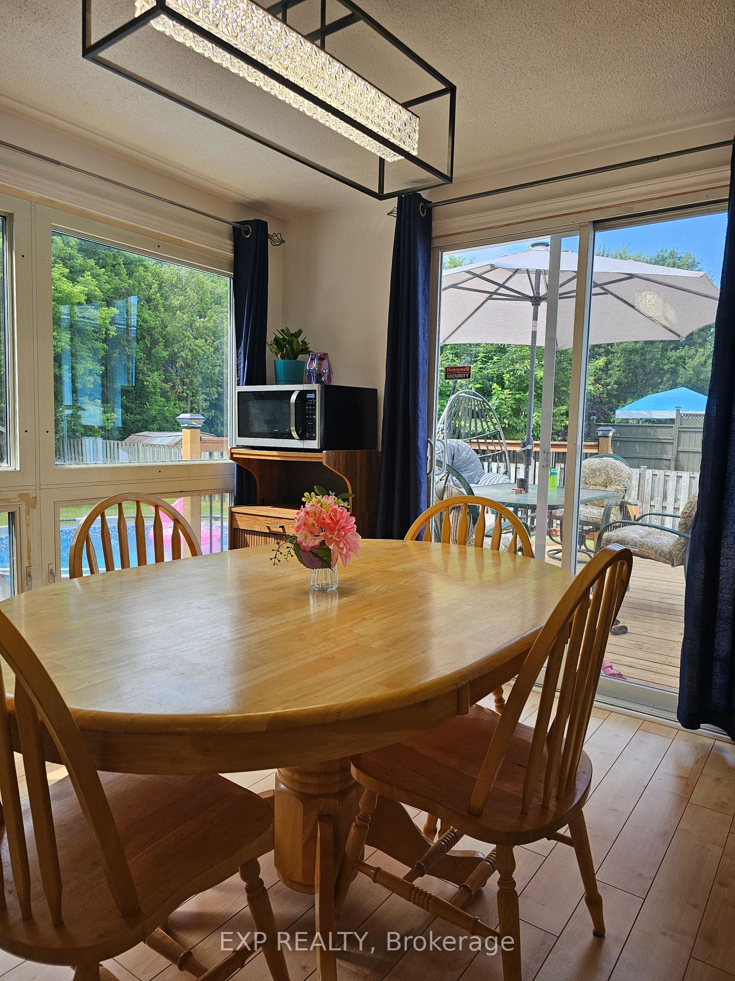 Photo 11 of 441 Queen Street, North Dundas, Winchester — HOMEH