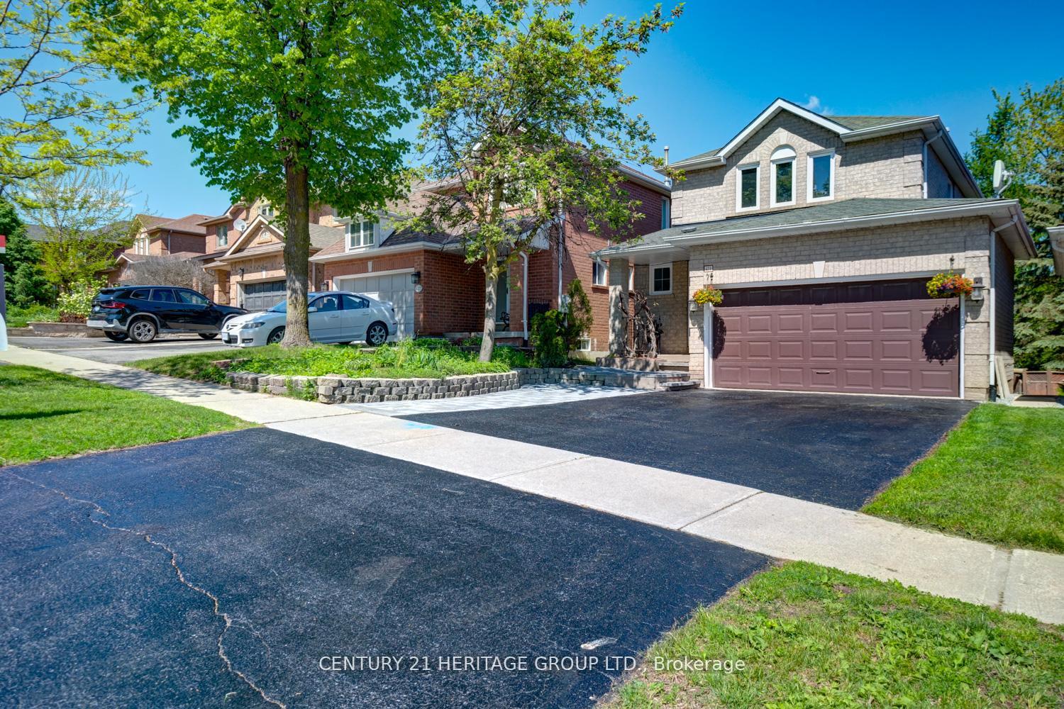 Photo 2 of 431 Carruthers Avenue, Newmarket, Summerhill Estates — HOMEH