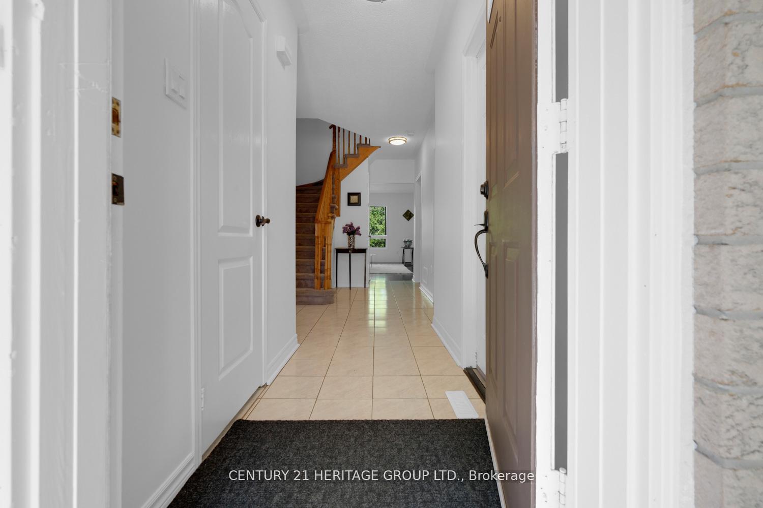 Photo 5 of 431 Carruthers Avenue, Newmarket, Summerhill Estates — HOMEH