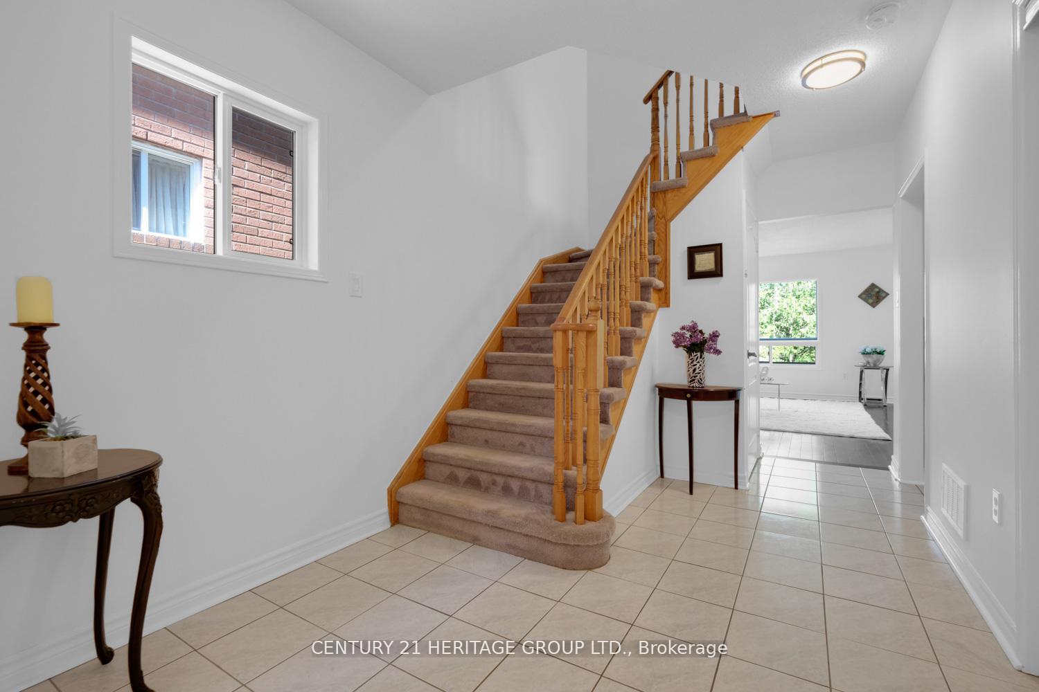 Photo 6 of 431 Carruthers Avenue, Newmarket, Summerhill Estates — HOMEH