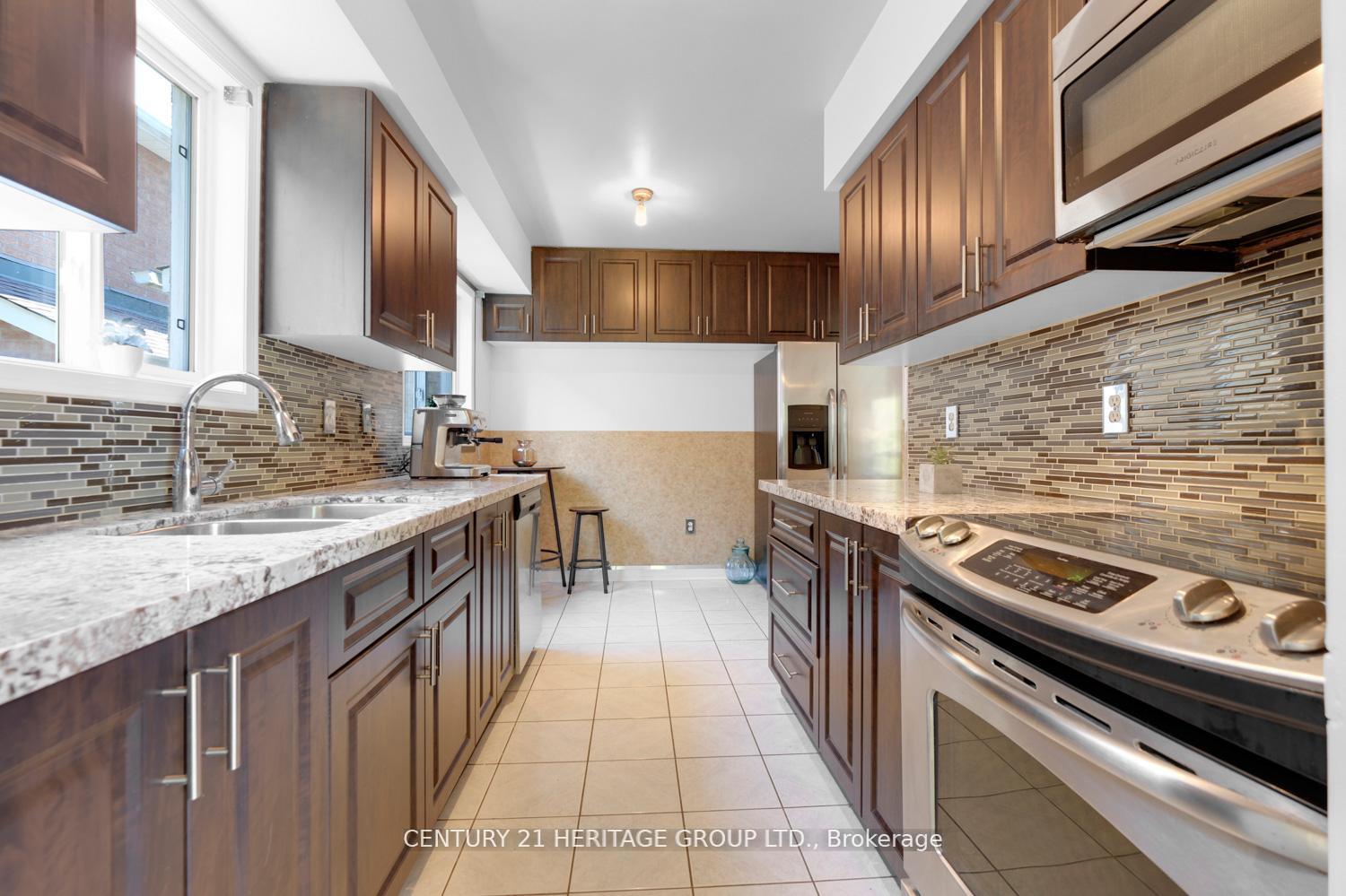Photo 16 of 431 Carruthers Avenue, Newmarket, Summerhill Estates — HOMEH