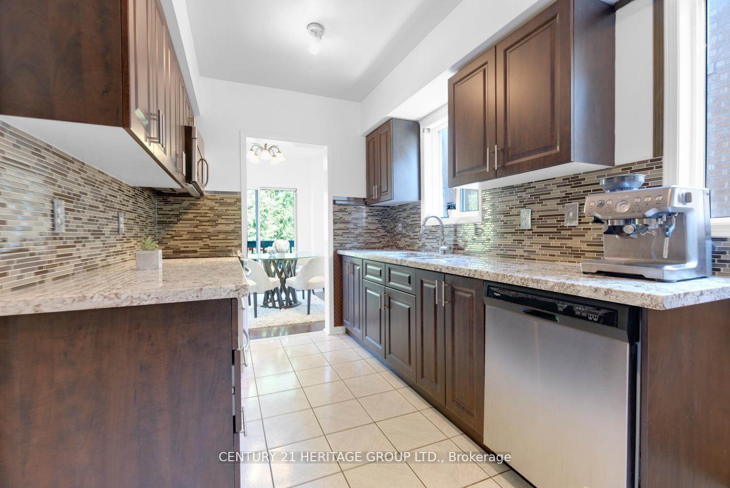 Photo 17 of 431 Carruthers Avenue, Newmarket, Summerhill Estates — HOMEH