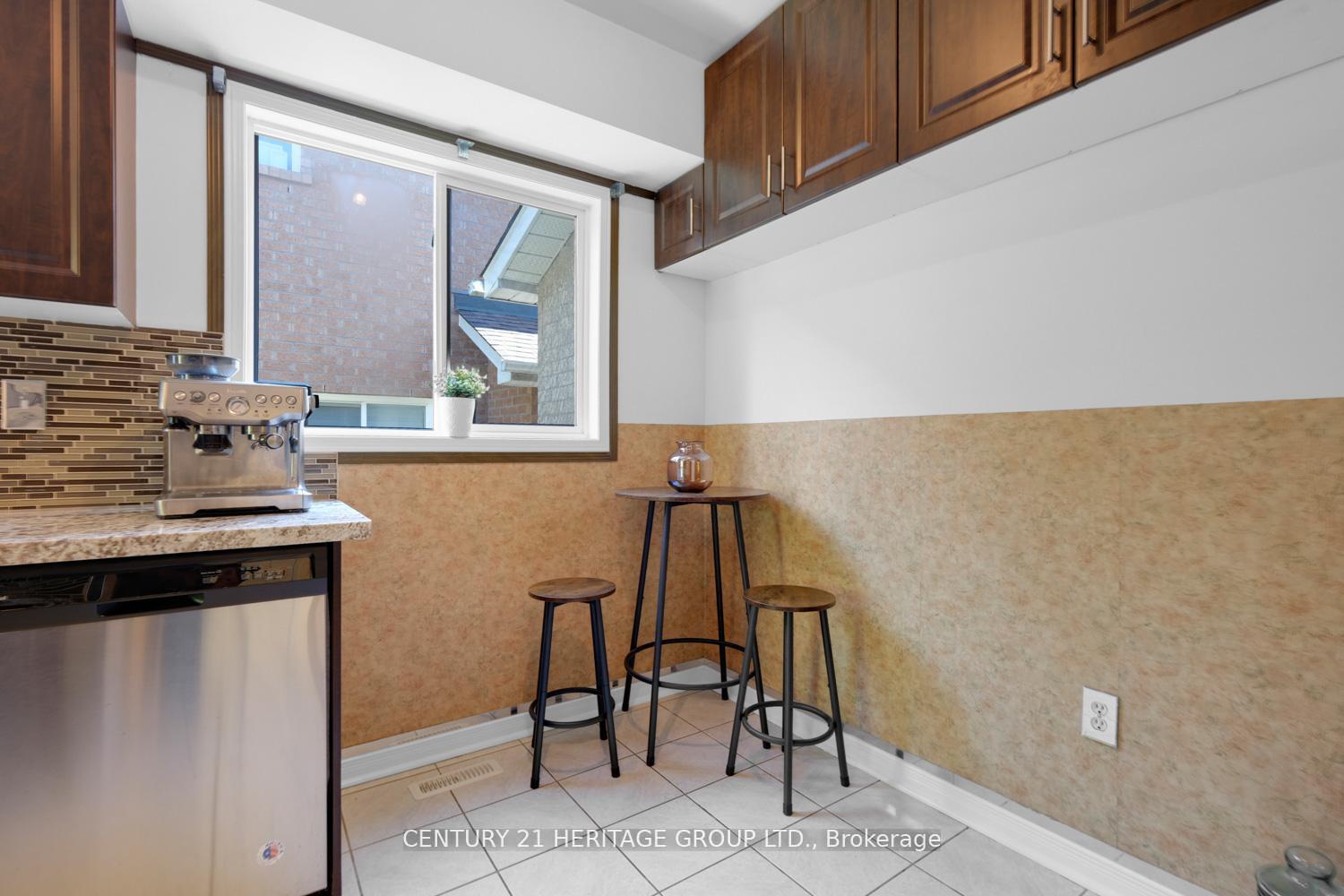 Photo 18 of 431 Carruthers Avenue, Newmarket, Summerhill Estates — HOMEH