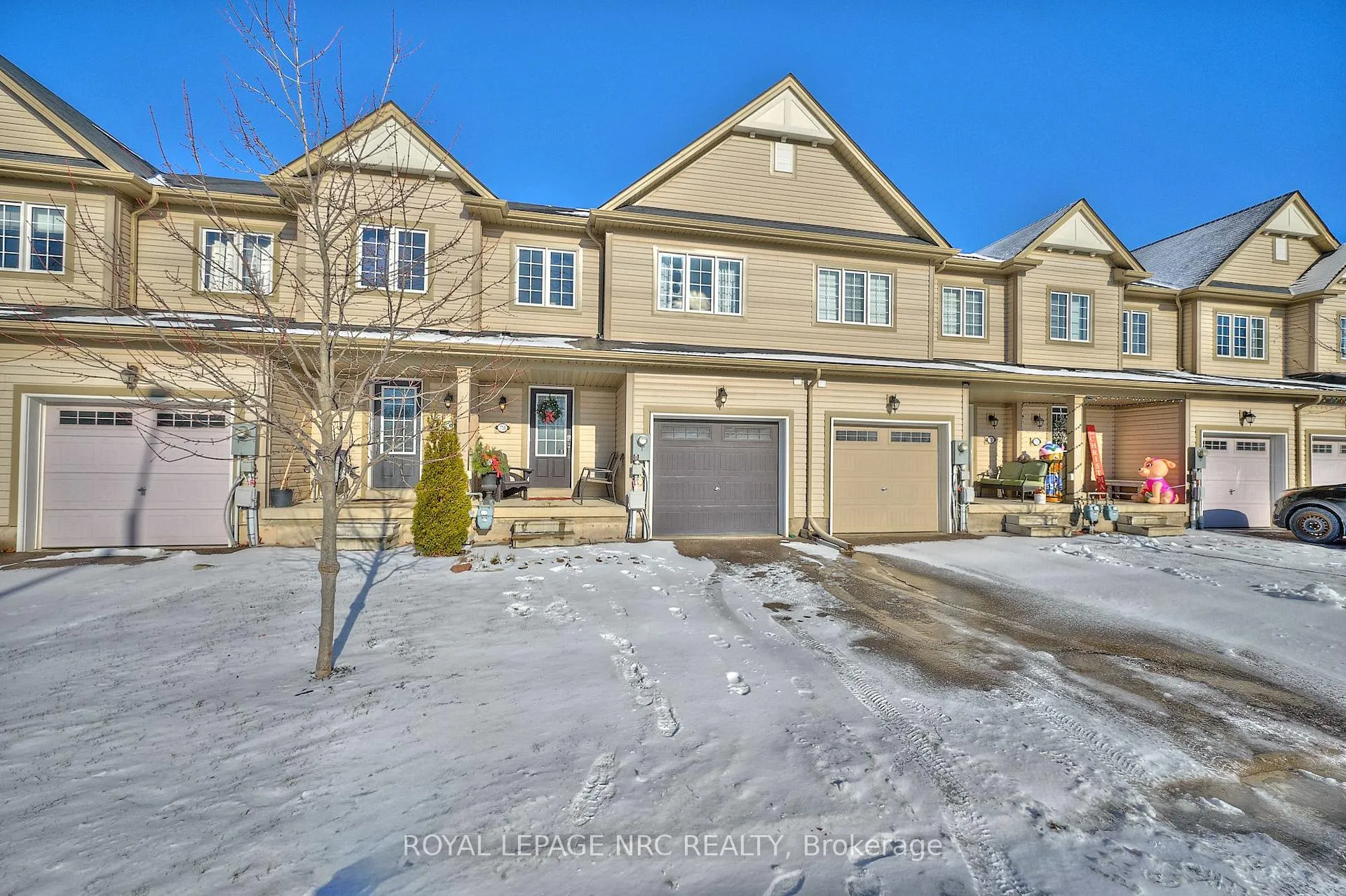 Photo 2 of 7759 White Pine Crescent, Niagara Falls, Brown — HOMEH