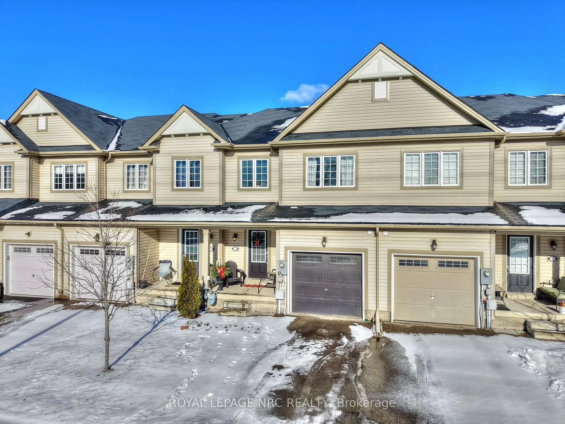 Photo 3 of 7759 White Pine Crescent, Niagara Falls, Brown — HOMEH