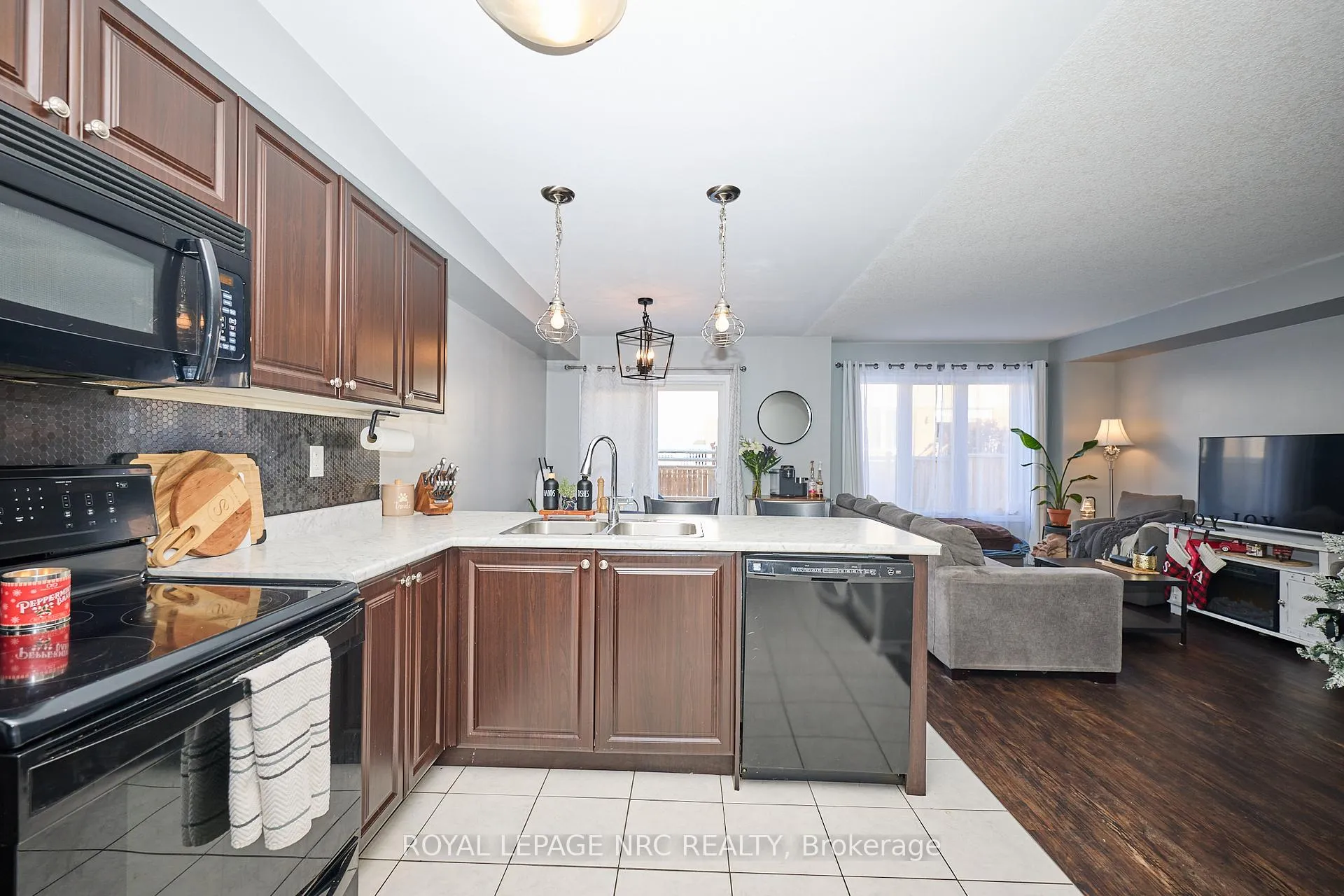 Photo 6 of 7759 White Pine Crescent, Niagara Falls, Brown — HOMEH