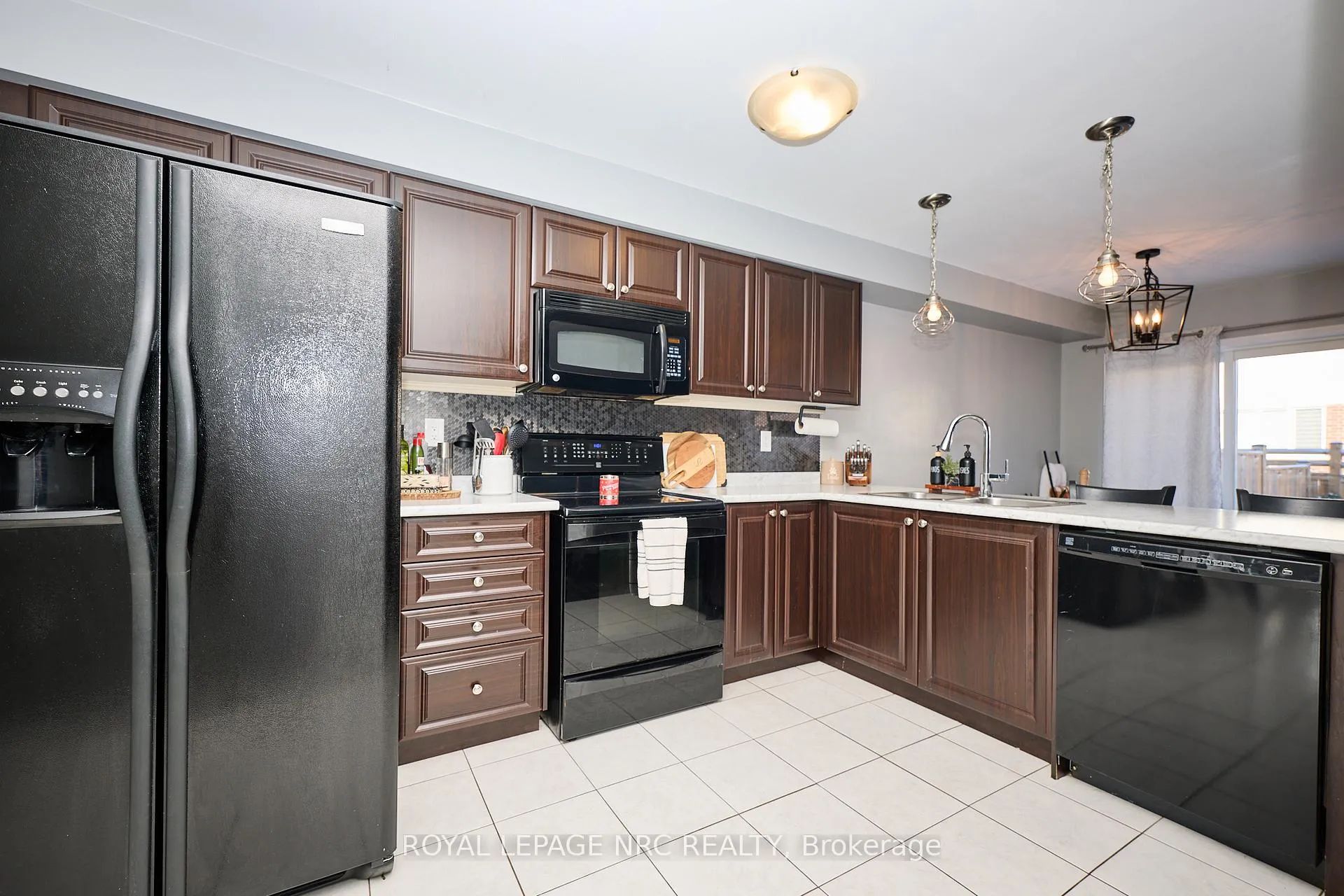 Photo 7 of 7759 White Pine Crescent, Niagara Falls, Brown — HOMEH