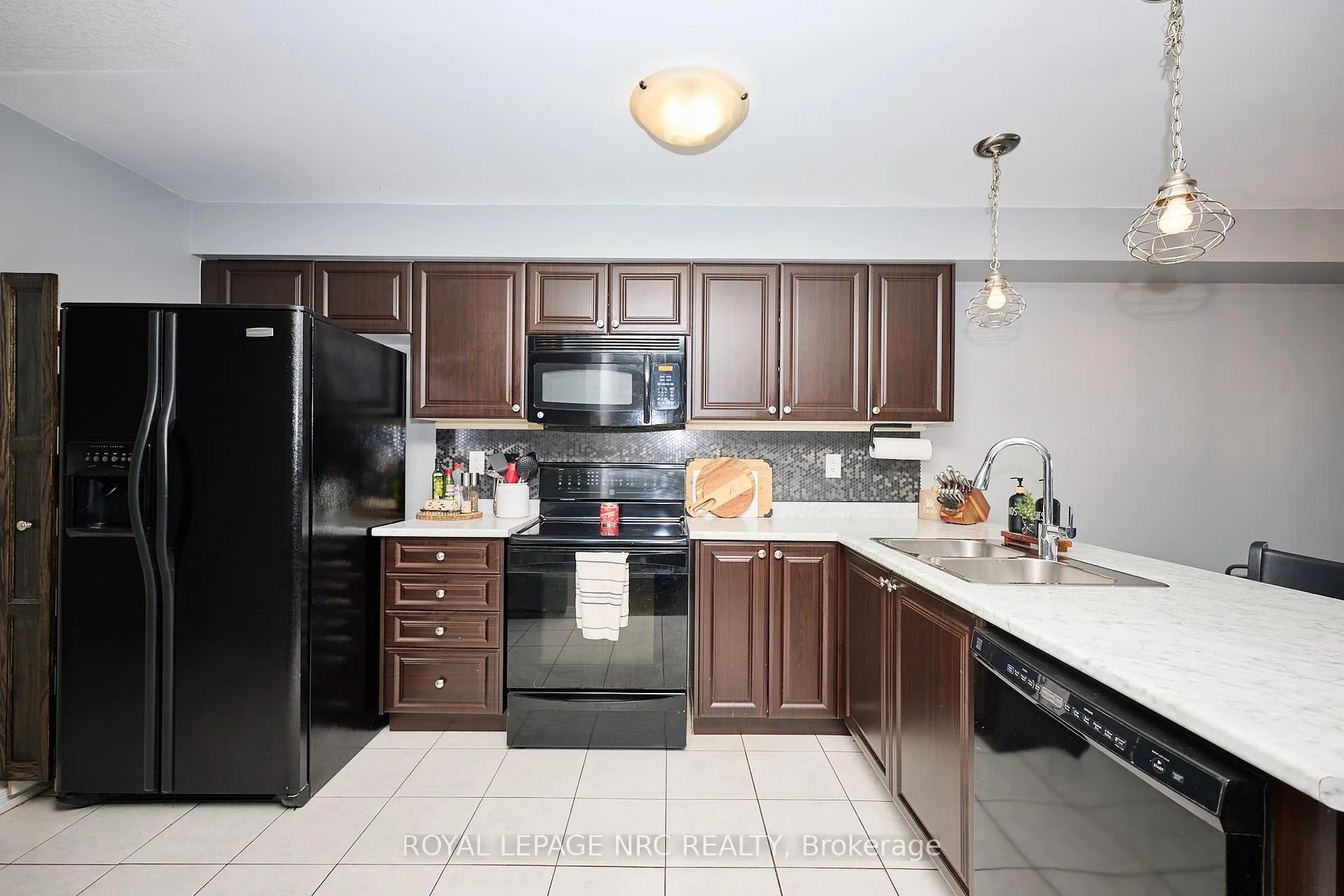 Photo 8 of 7759 White Pine Crescent, Niagara Falls, Brown — HOMEH