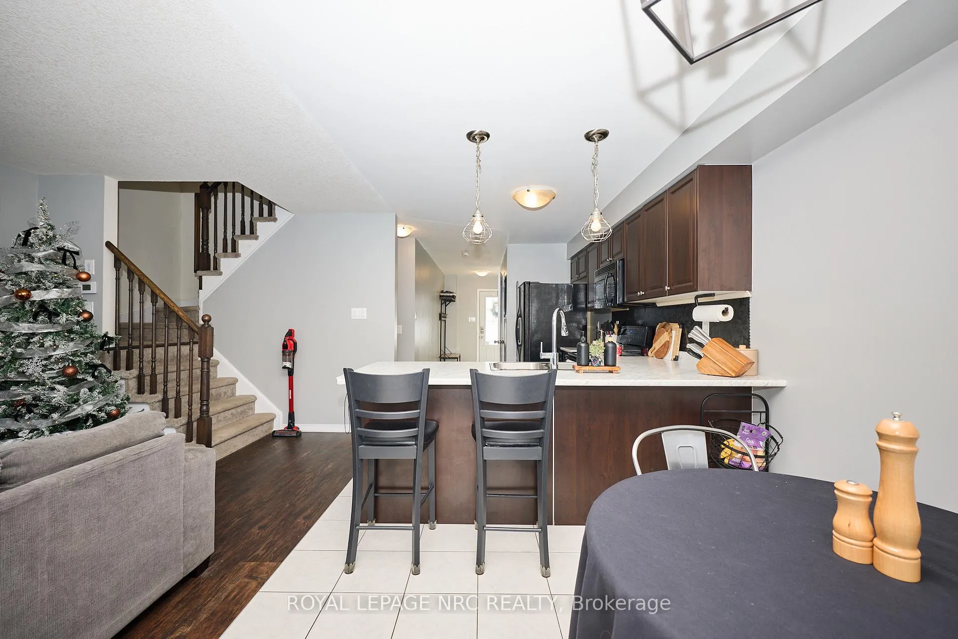Photo 12 of 7759 White Pine Crescent, Niagara Falls, Brown — HOMEH
