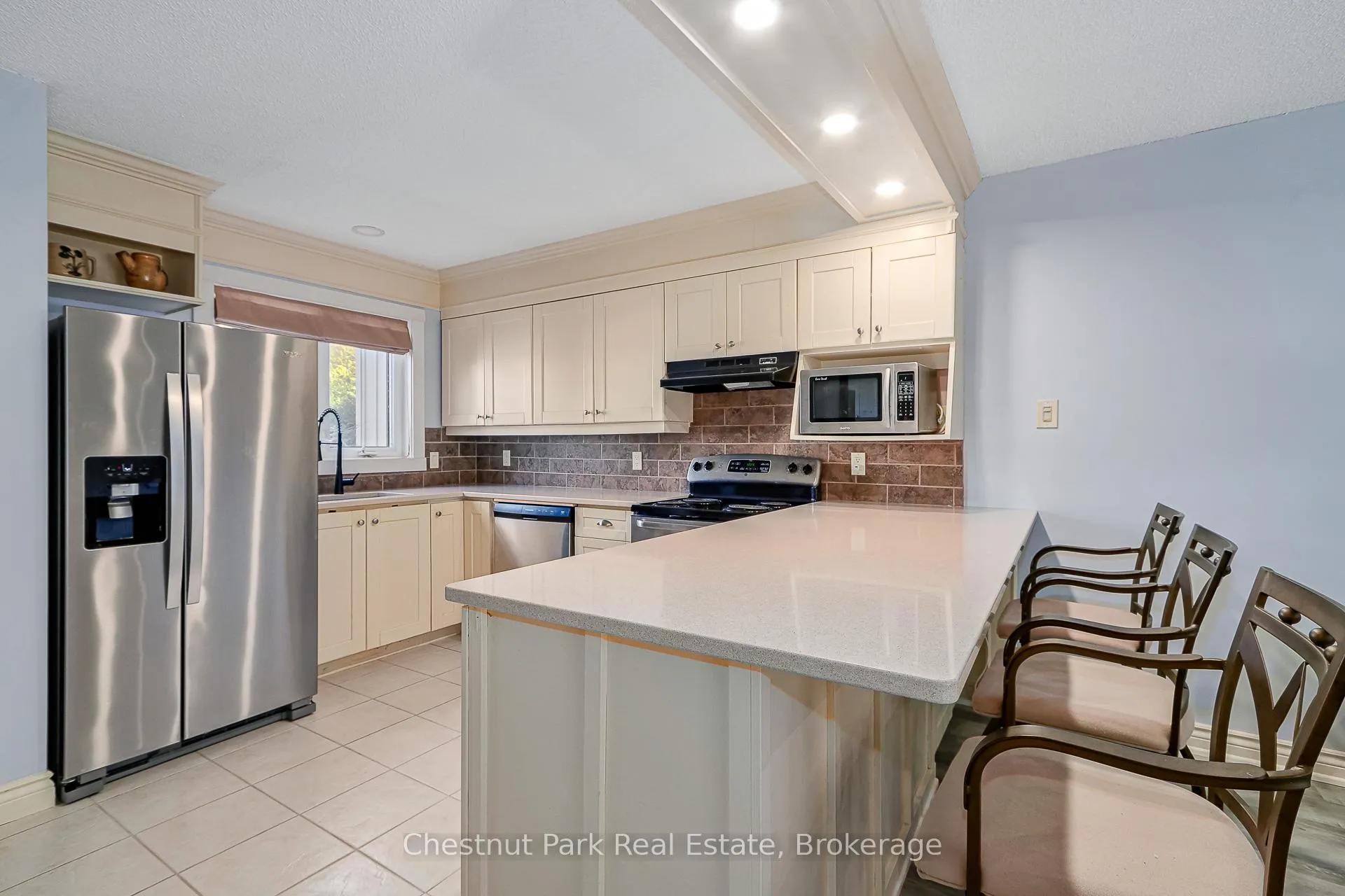 Photo 10 of 522 Oxbow Crescent, Collingwood — HOMEH