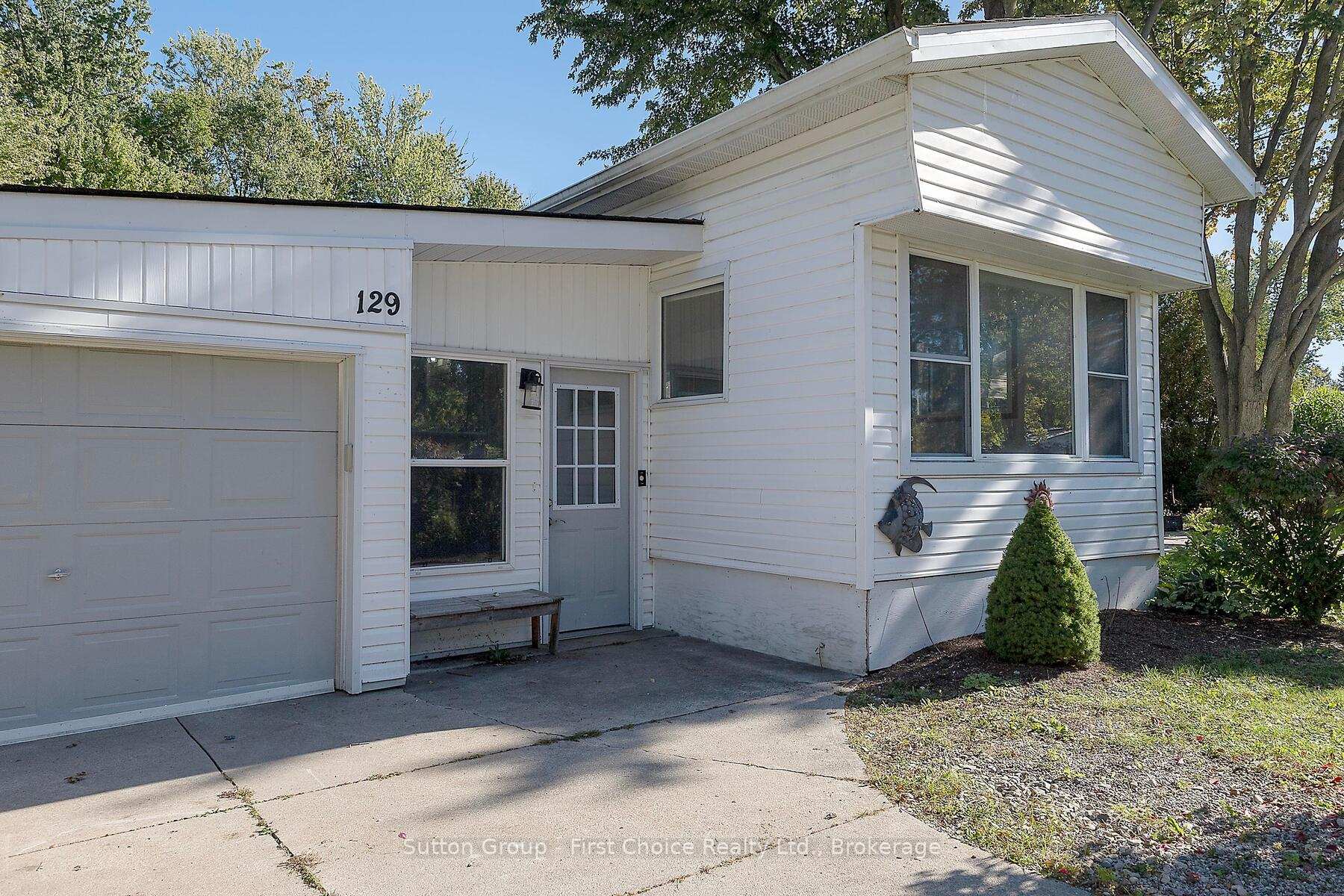Photo 3 of 129 Ash Street, Perth East, Crystal Lake — HOMEH