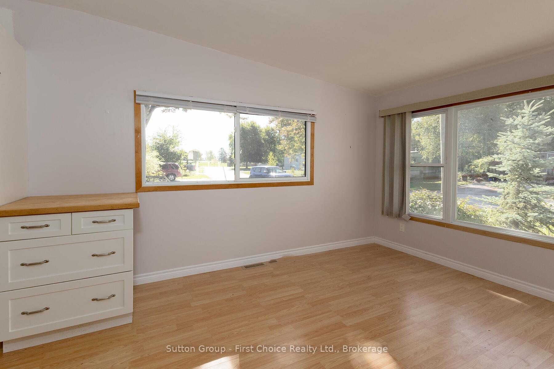 Photo 12 of 129 Ash Street, Perth East, Crystal Lake — HOMEH