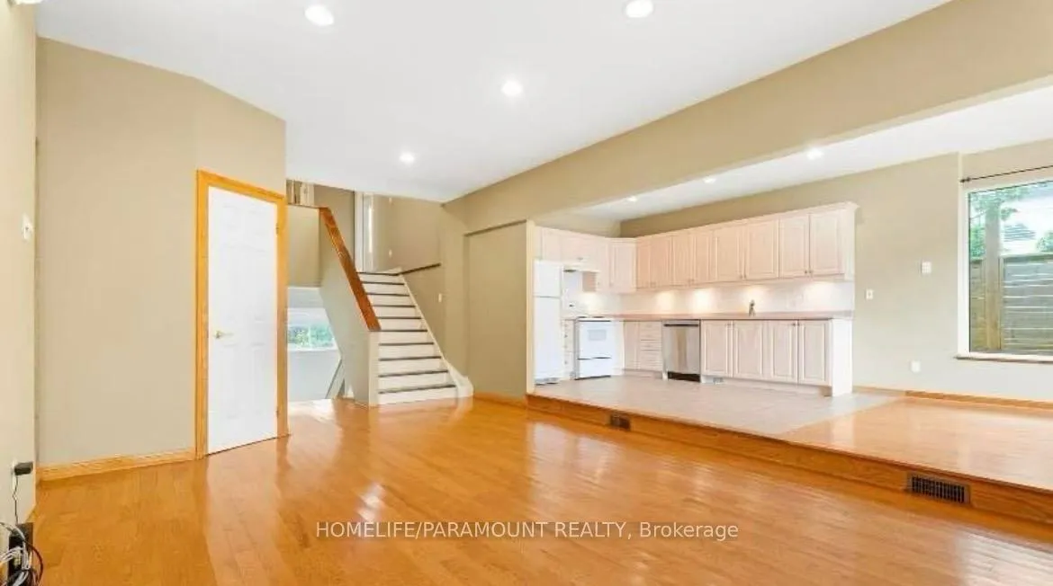 Photo 3 of 196 Nelson Street W, Oakville, Bronte — HOMEH