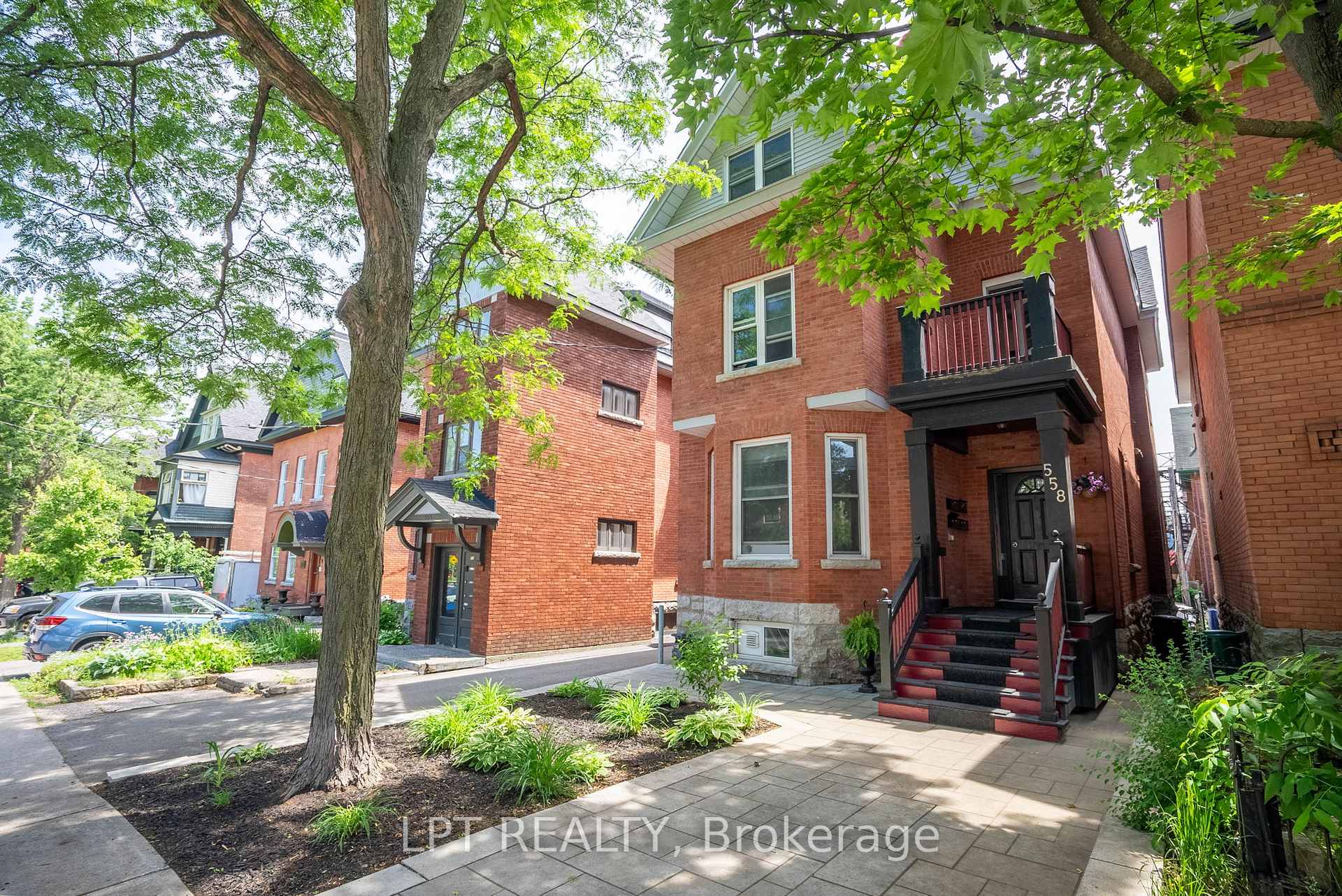 Front of 558 Gilmour Street