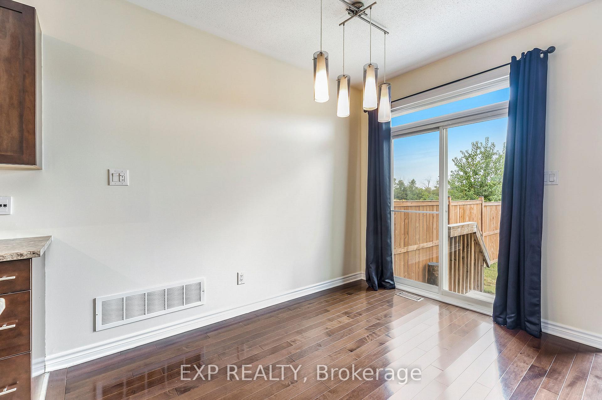 Photo 7 of 136 Whispering Winds Way, Ottawa, Mer Bleue/Bradley Estates/Anderson Park — HOMEH